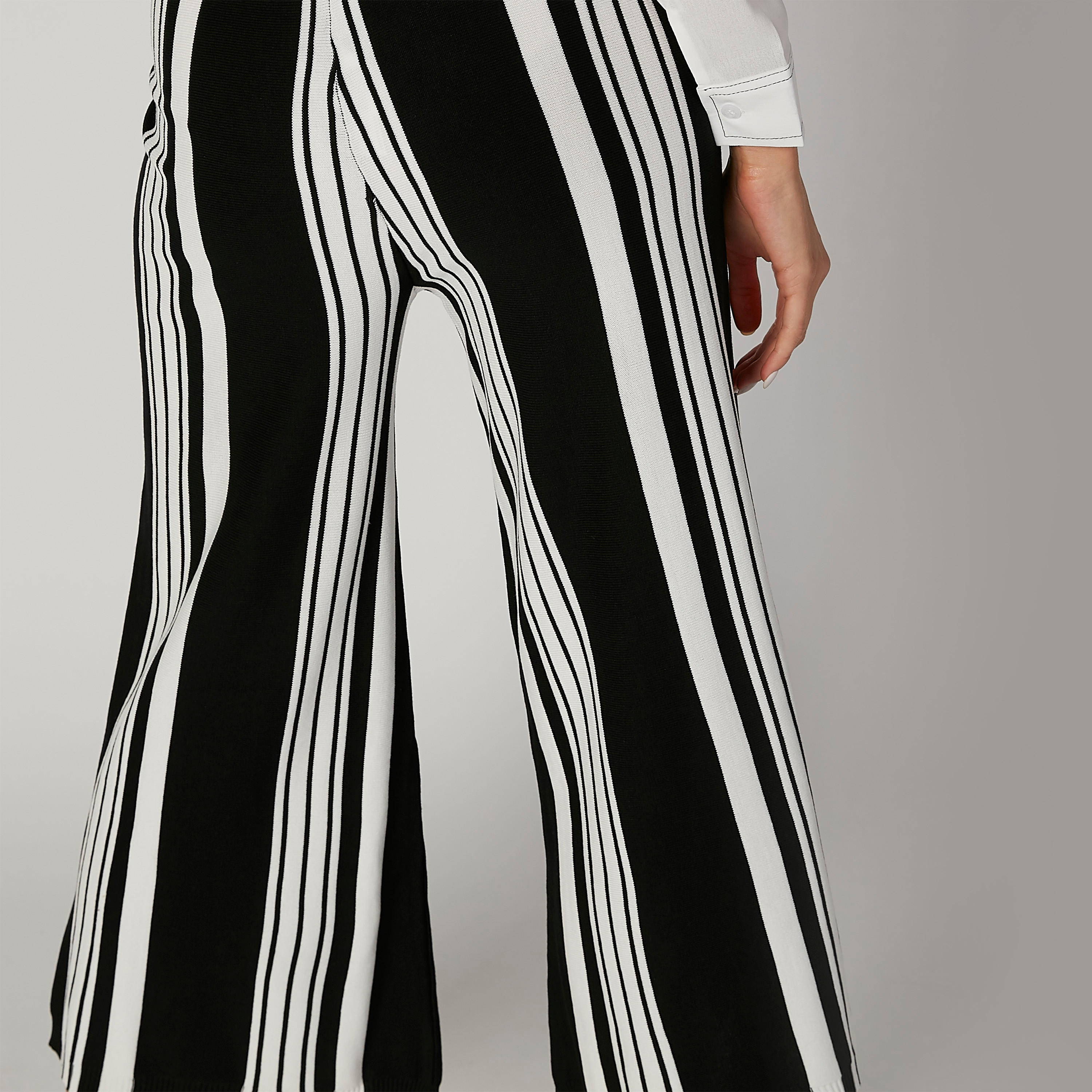 بنطلون واسع الساقين مقلّم بخصر مطّاطي مرن-women-clothing-bottoms-trousers-image-5
