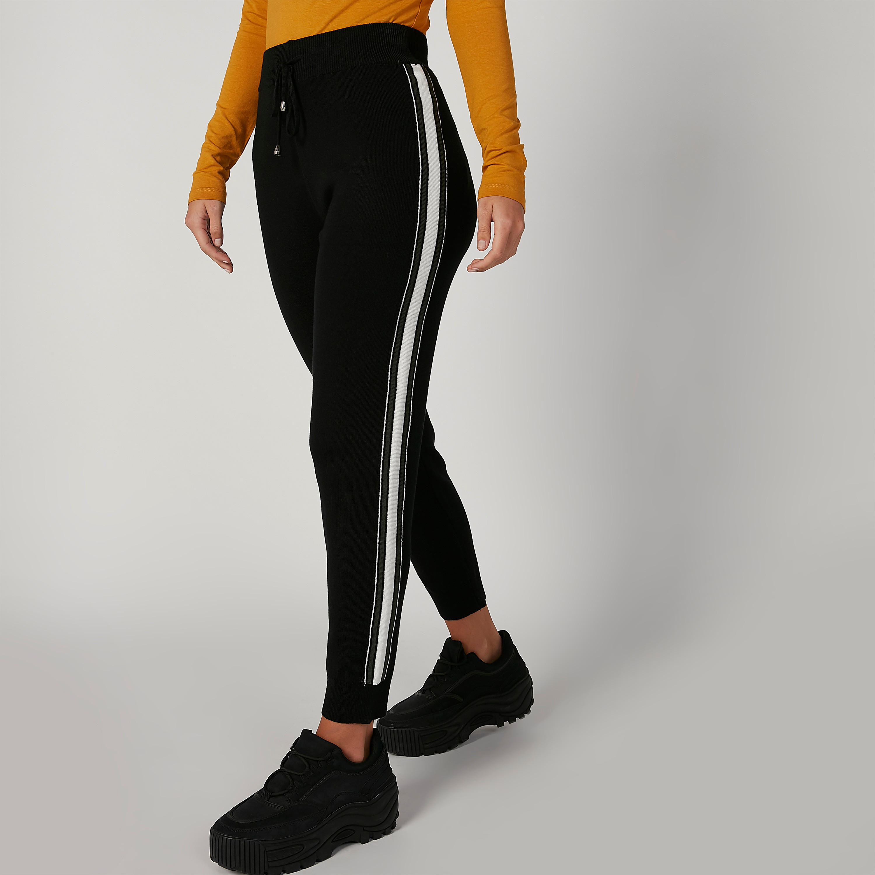 بنطلون رياضي بخصر مرن ورباط وشريطة-women-clothing-bottoms-joggers-image-1