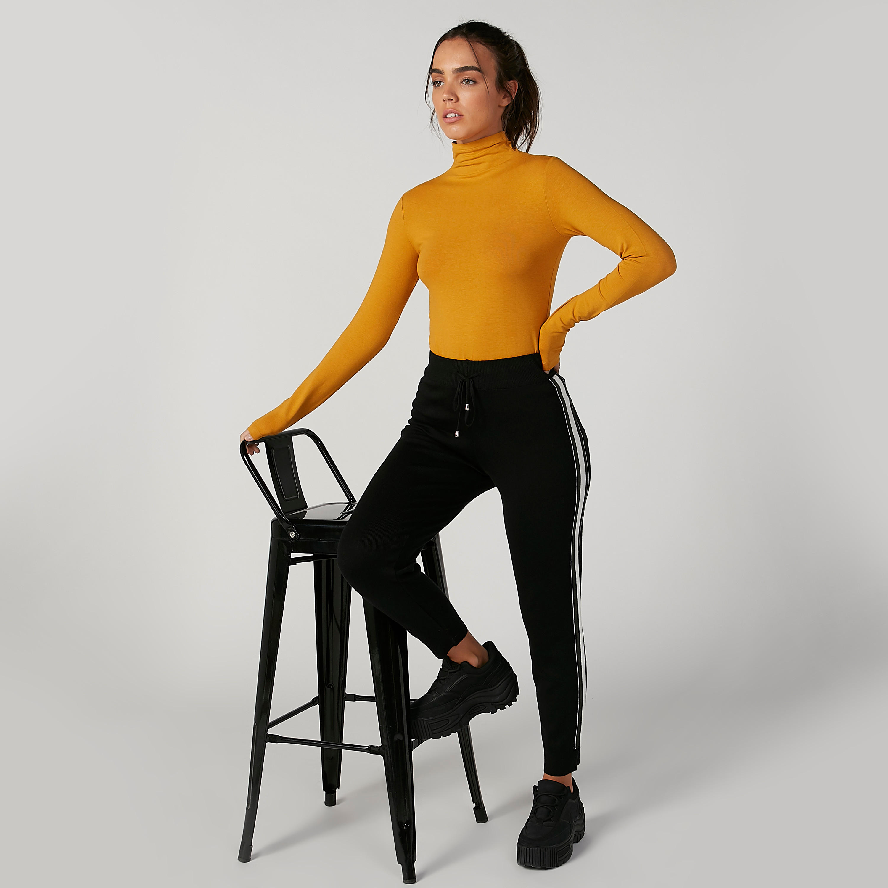 بنطلون رياضي بخصر مرن ورباط وشريطة-women-clothing-bottoms-joggers-image-2