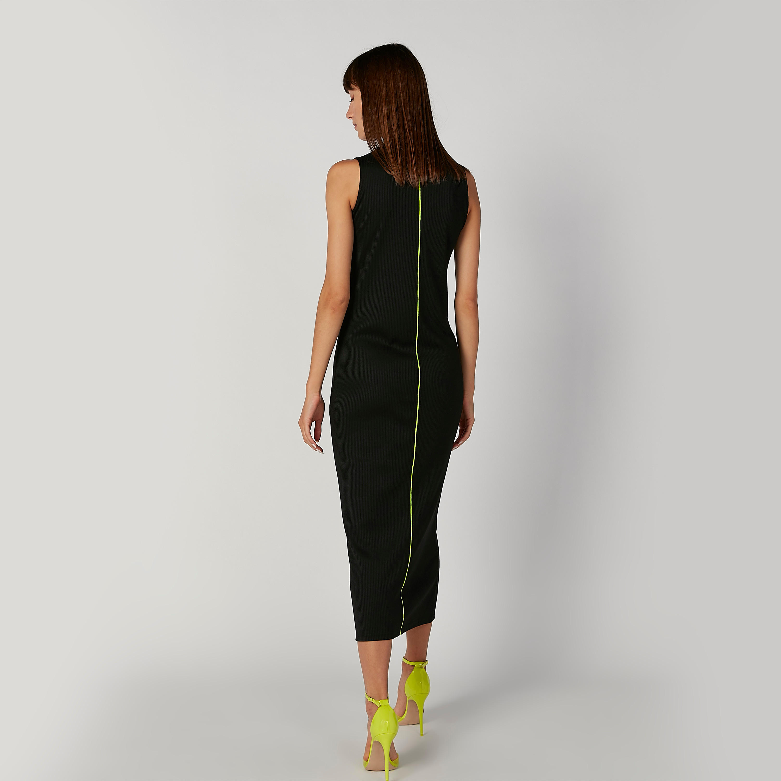 فستان ميدي دون أكمام سادة بقصّة ضيّقة وياقة مستديرة-women-clothing-dresses-image-2