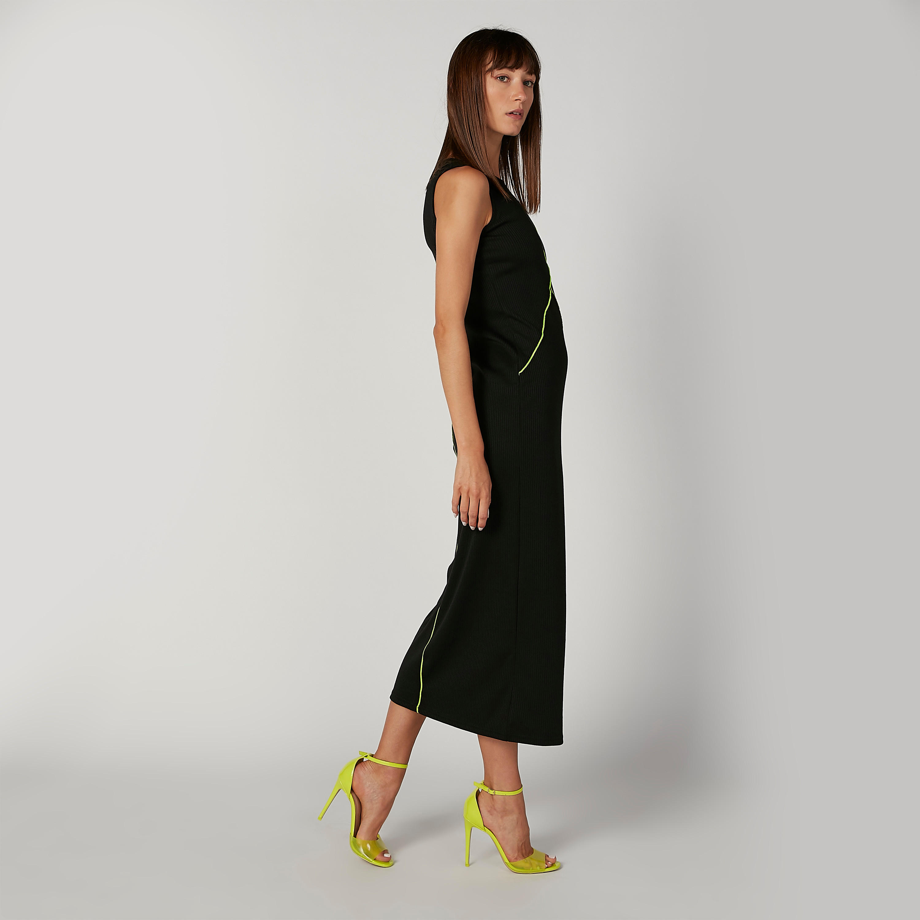 فستان ميدي دون أكمام سادة بقصّة ضيّقة وياقة مستديرة-women-clothing-dresses-image-4