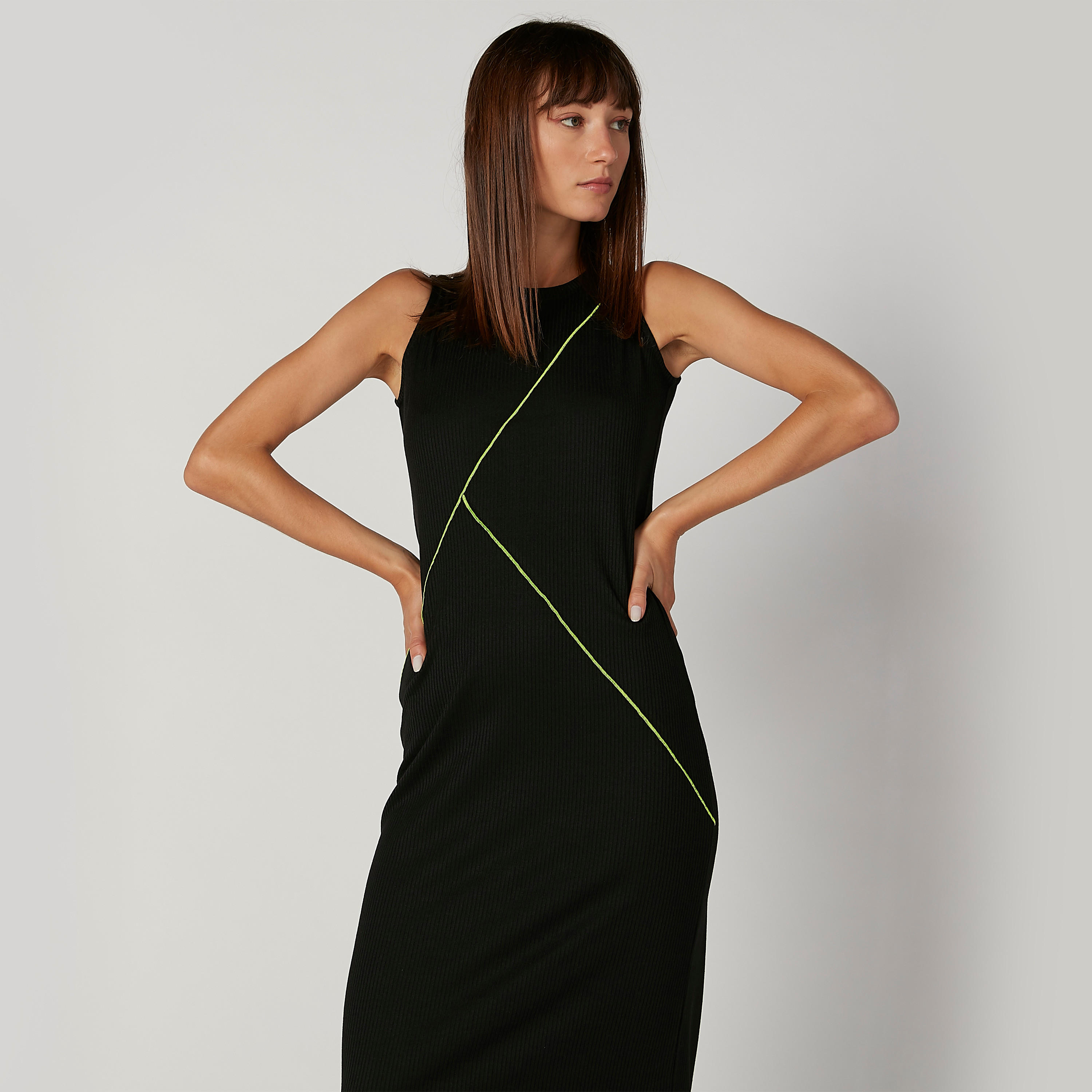 فستان ميدي دون أكمام سادة بقصّة ضيّقة وياقة مستديرة-women-clothing-dresses-image-5