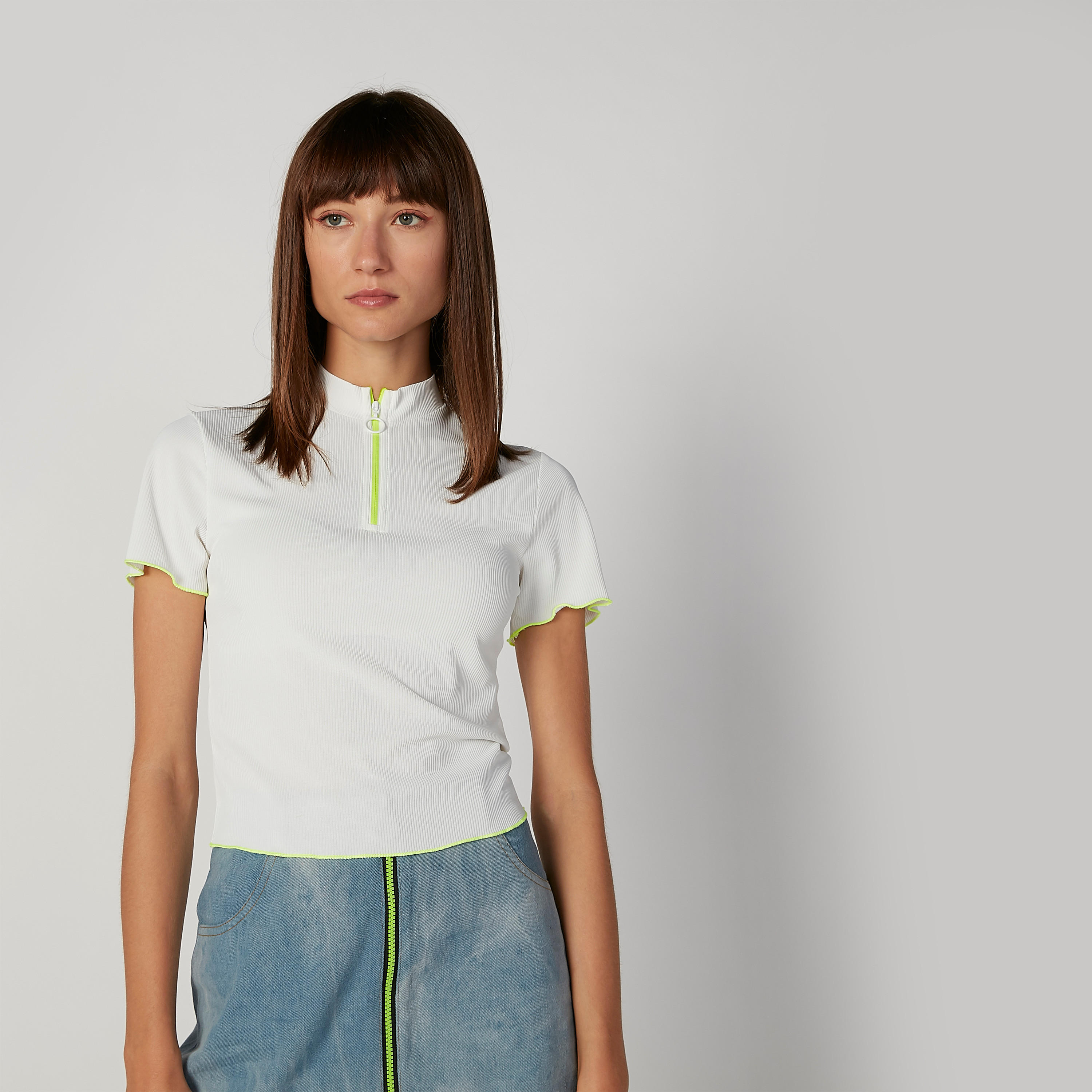 بلوزة سكيني بارزة الملمس بياقة عالية وأكمام قصيرة-women-clothing-tshirts-image-1
