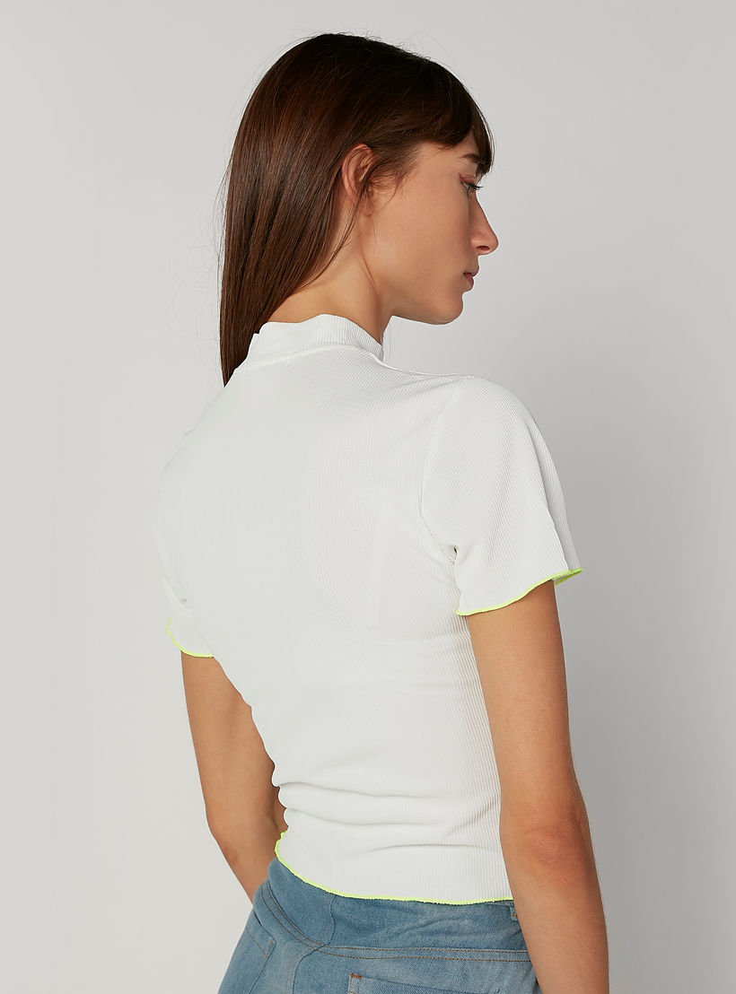 بلوزة سكيني بارزة الملمس بياقة عالية وأكمام قصيرة-women-clothing-tshirts-image-2