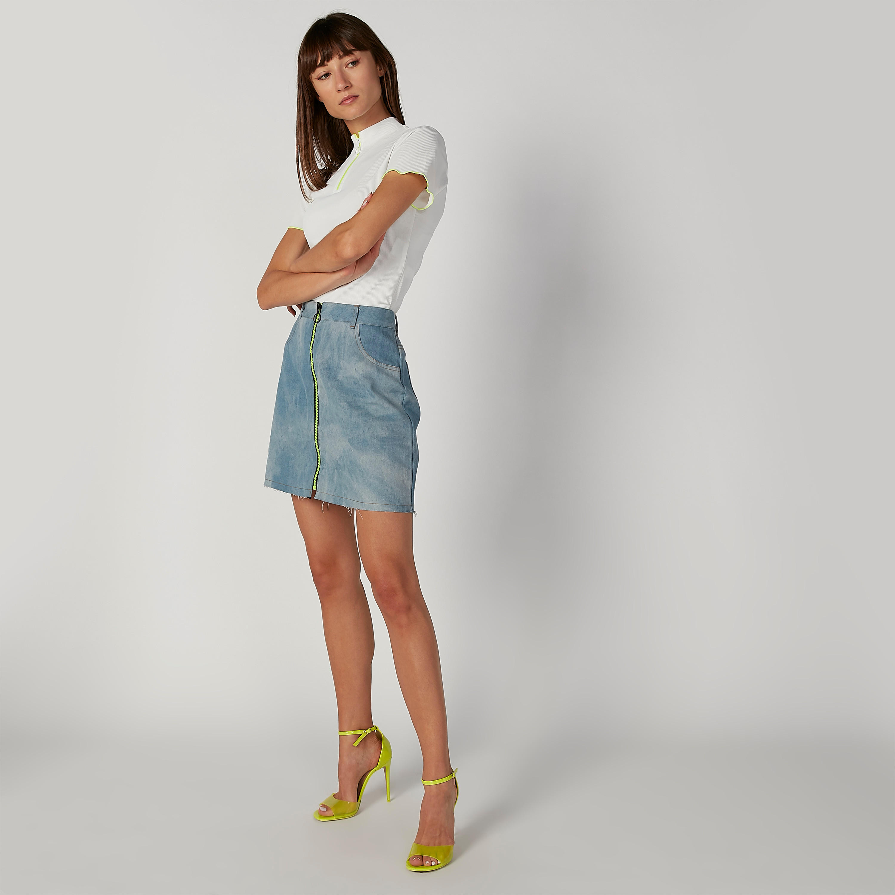 بلوزة سكيني بارزة الملمس بياقة عالية وأكمام قصيرة-women-clothing-tshirts-image-3