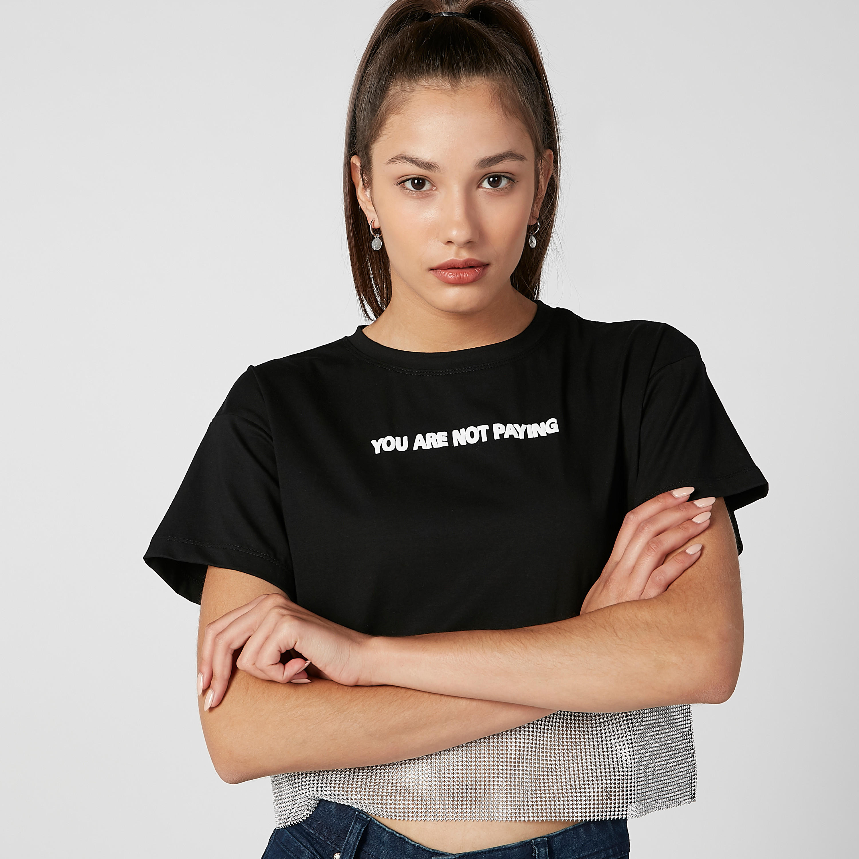 بلوزة قصيرة بطبعات وياقة ضيقة وأكمام قصيرة-women-clothing-tshirts-image-1