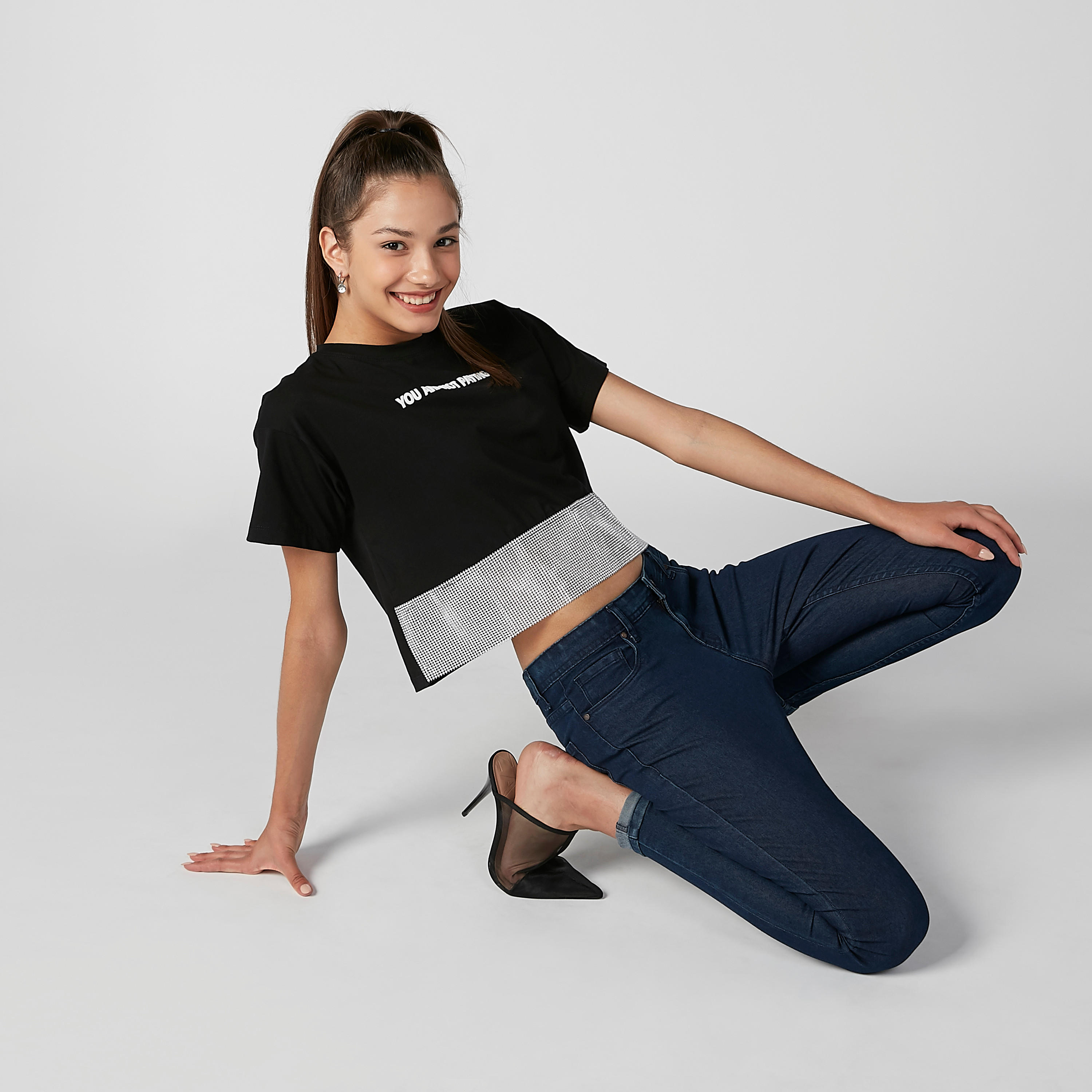 بلوزة قصيرة بطبعات وياقة ضيقة وأكمام قصيرة-women-clothing-tshirts-image-2