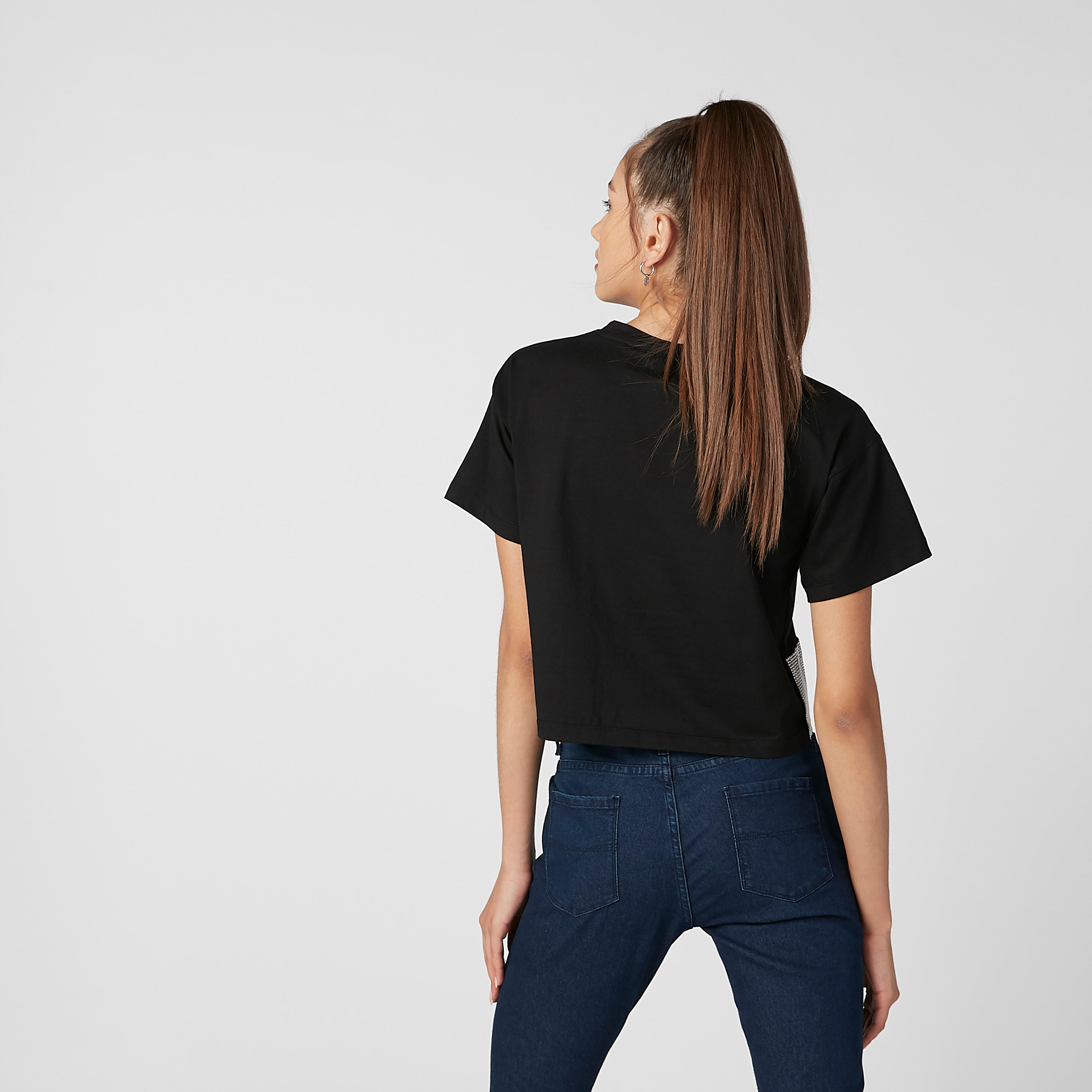 بلوزة قصيرة بطبعات وياقة ضيقة وأكمام قصيرة-women-clothing-tshirts-image-4