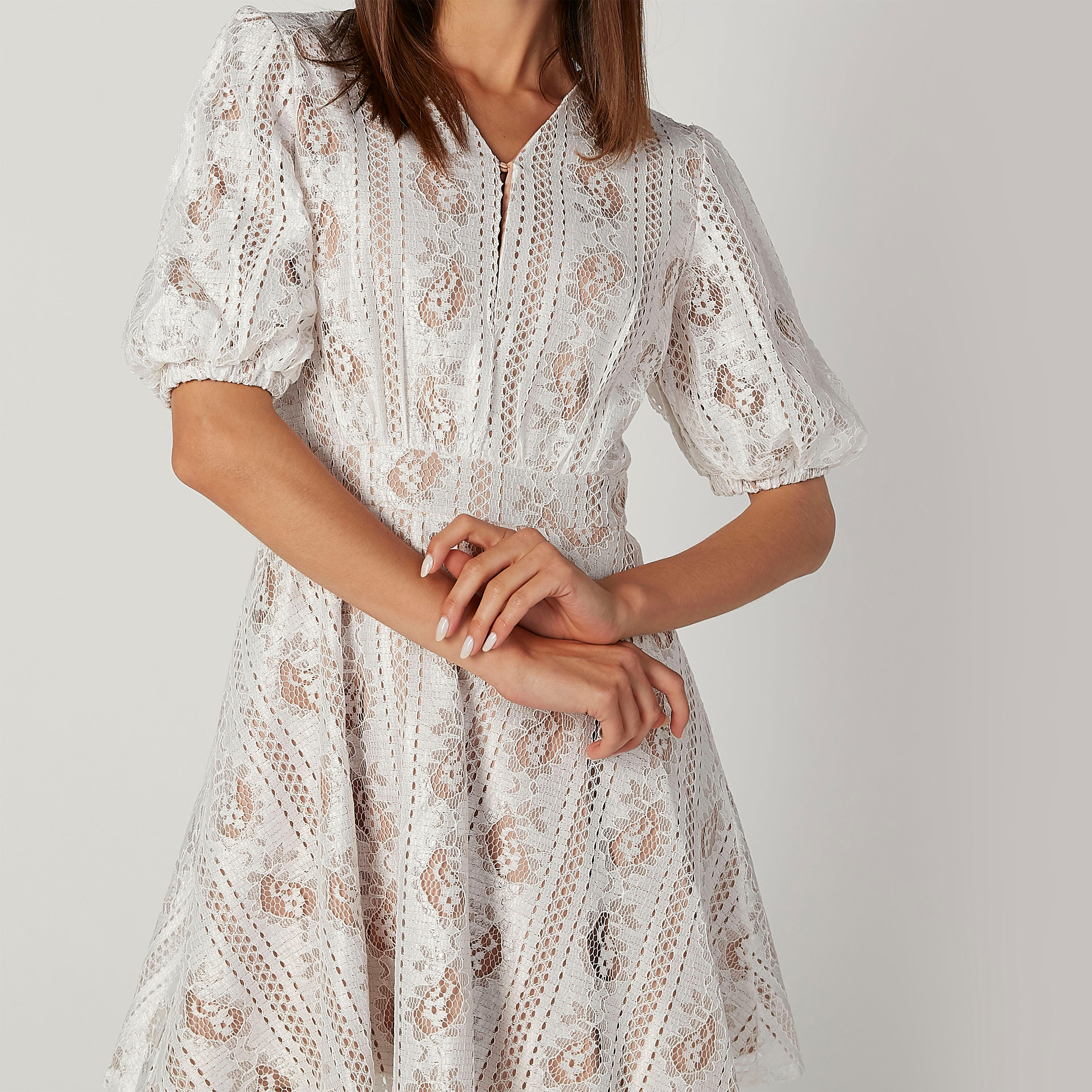 فستان دانتيل قصير واسع بياقة V وأكمام قصيرة-women-clothing-dresses-image-5
