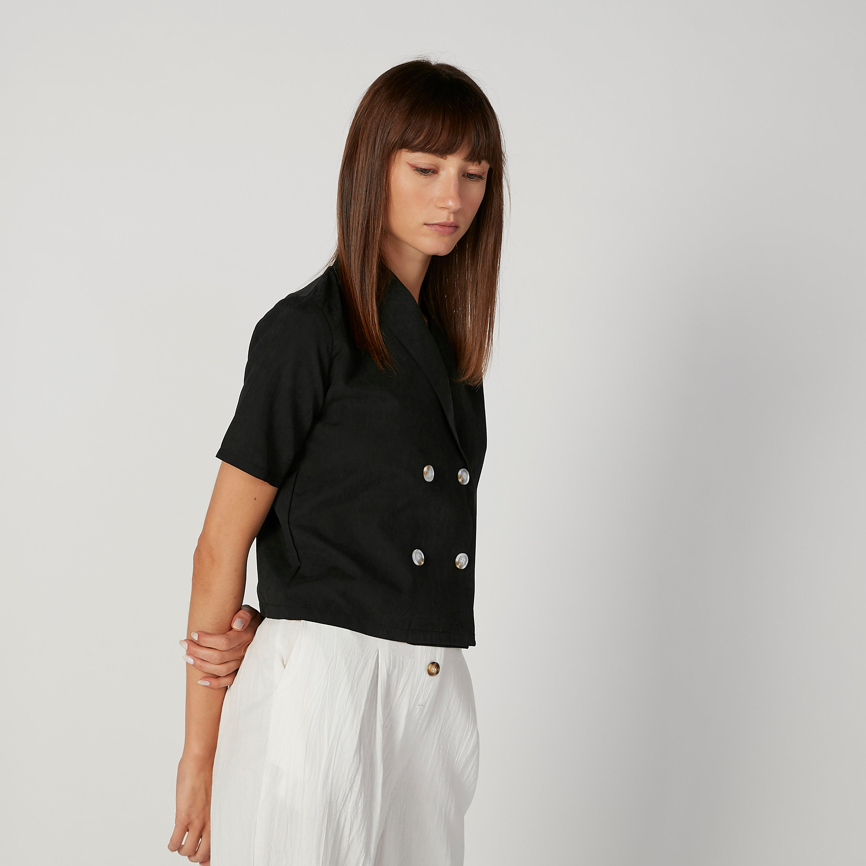 بليزر سادة بقصّة واسعة وأكمام قصيرة-women-clothing-coatsandjackets-blazers-image-4