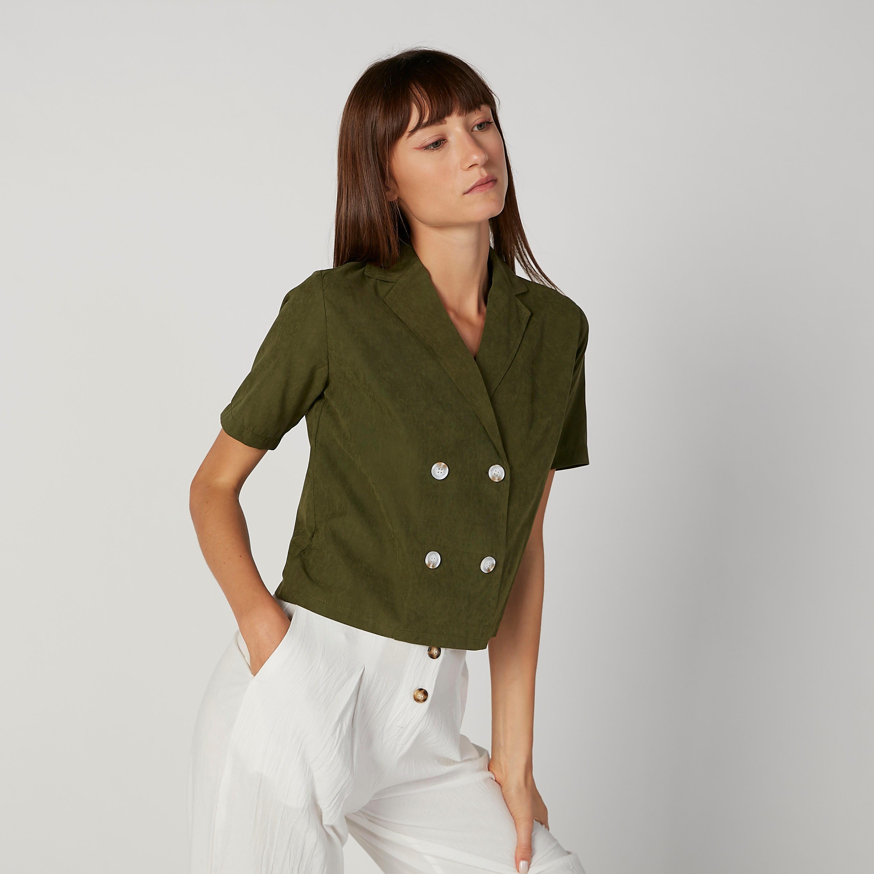 بليزر سادة بقصّة واسعة وأكمام قصيرة-women-clothing-coatsandjackets-blazers-image-2
