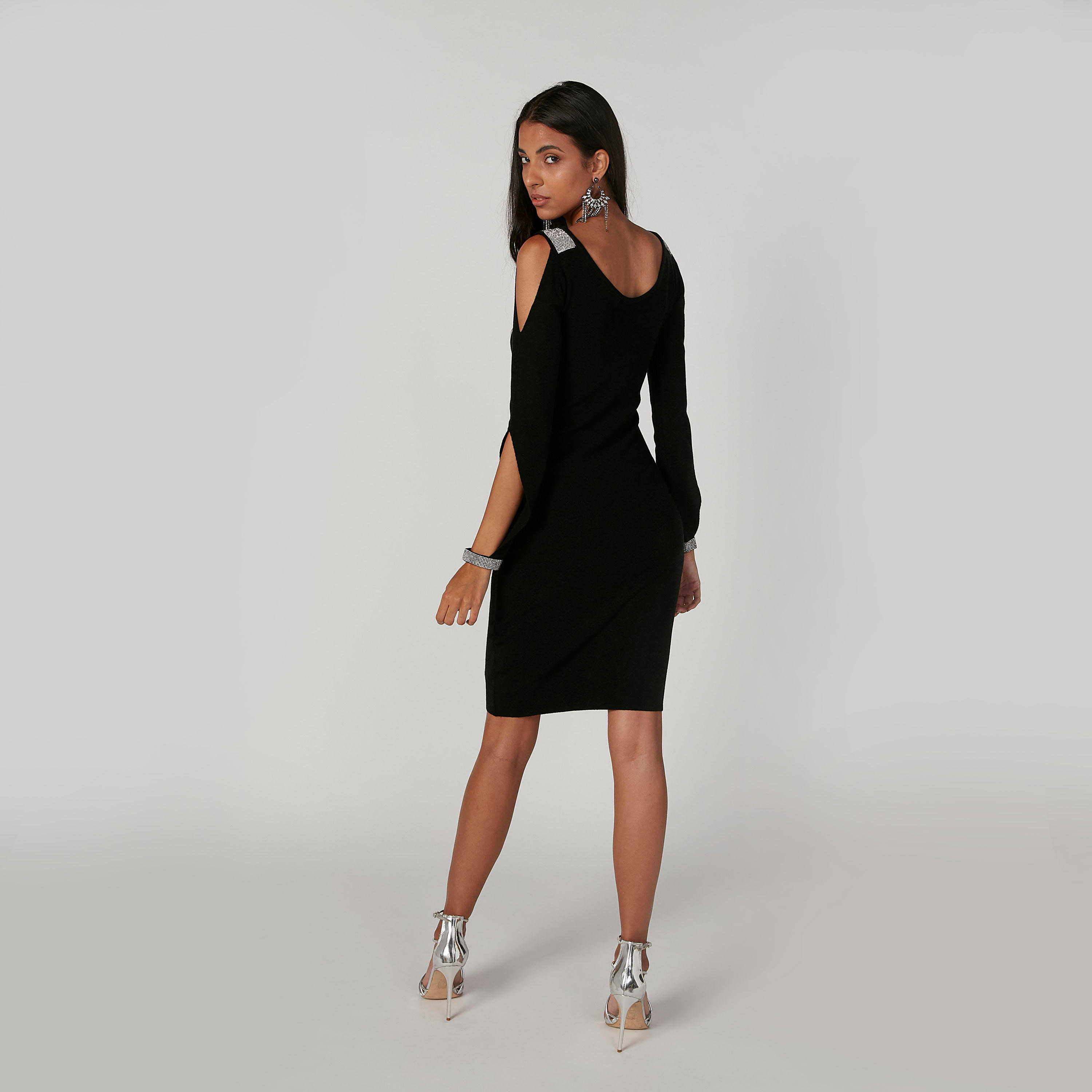 فستان ميدي بقصّة ضيّقة وياقة V وأكمام طويلة وتفاصيل مرصّعة-women-clothing-dresses-image-2