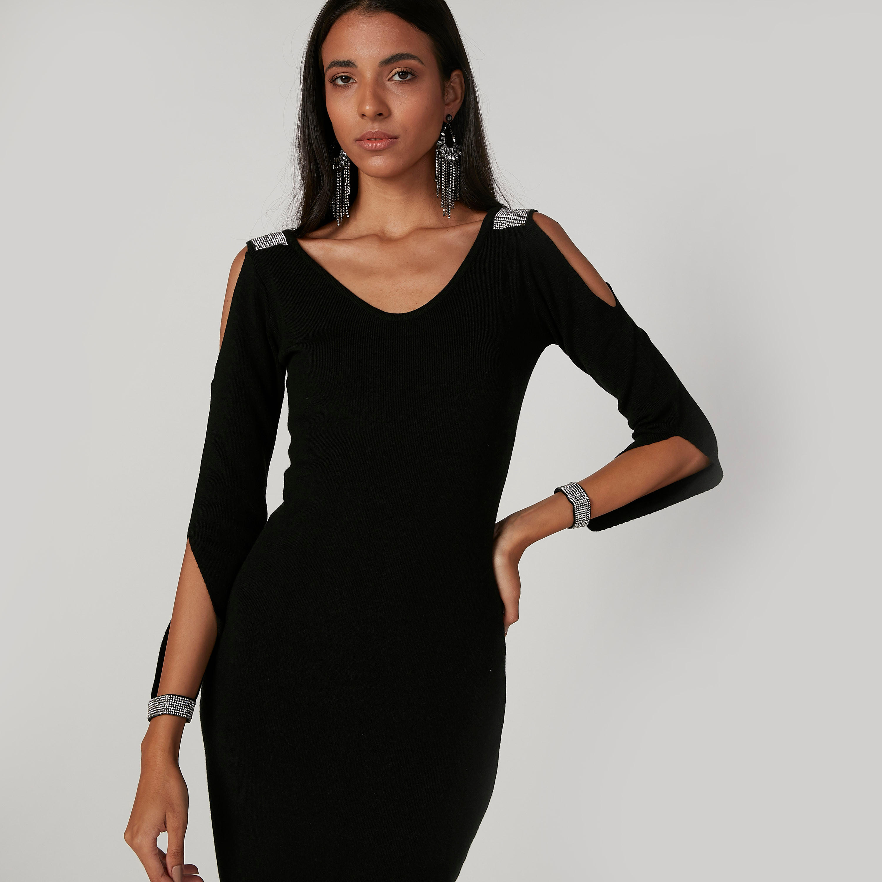 فستان ميدي بقصّة ضيّقة وياقة V وأكمام طويلة وتفاصيل مرصّعة-women-clothing-dresses-image-4