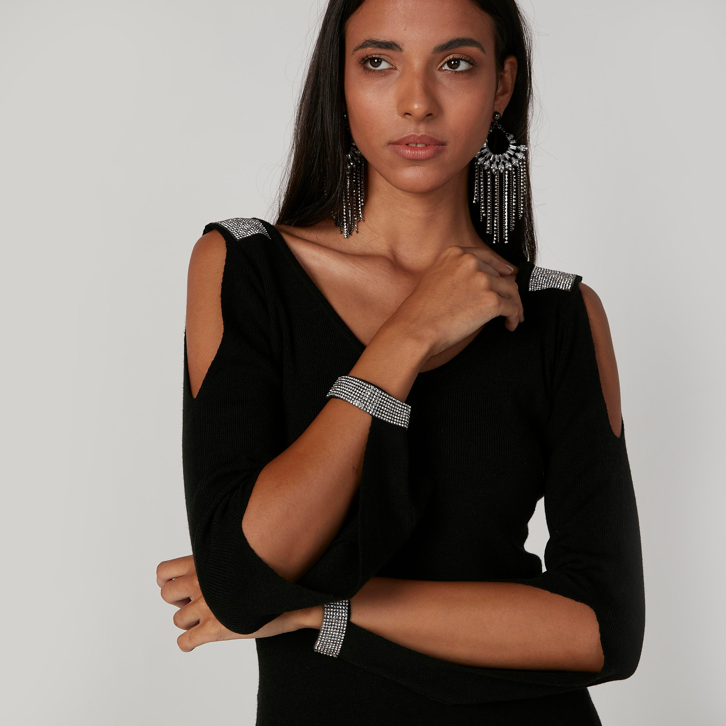 فستان ميدي بقصّة ضيّقة وياقة V وأكمام طويلة وتفاصيل مرصّعة-women-clothing-dresses-image-5