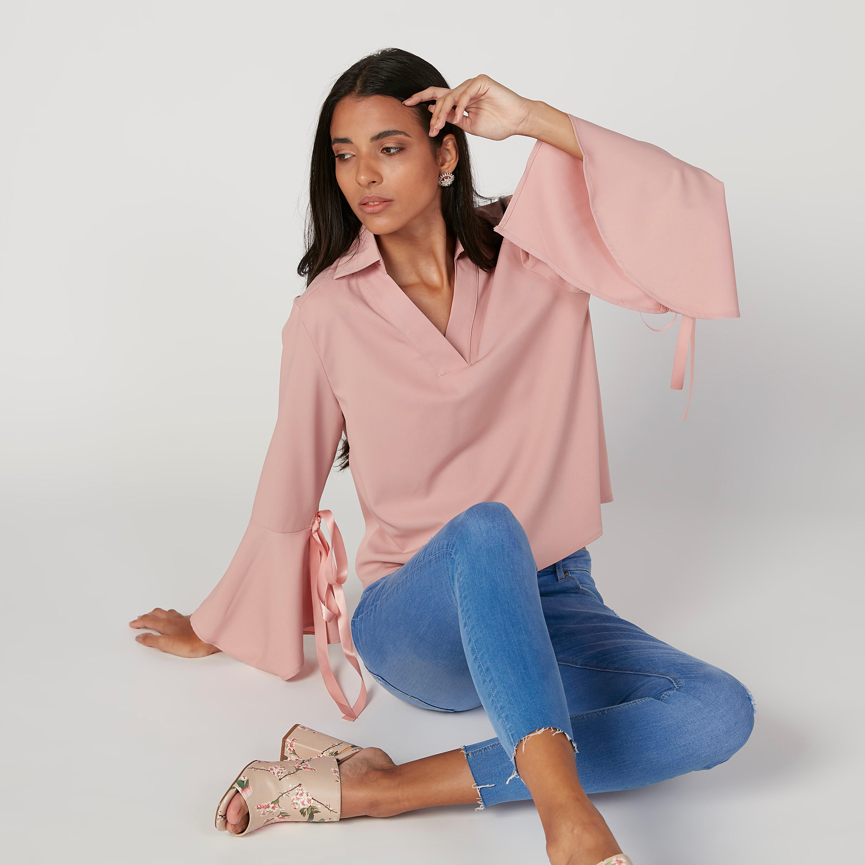 بلوزة سادة بياقة V وأكمام جرس-women-clothing-shirtsandblouses-blouses-image-1