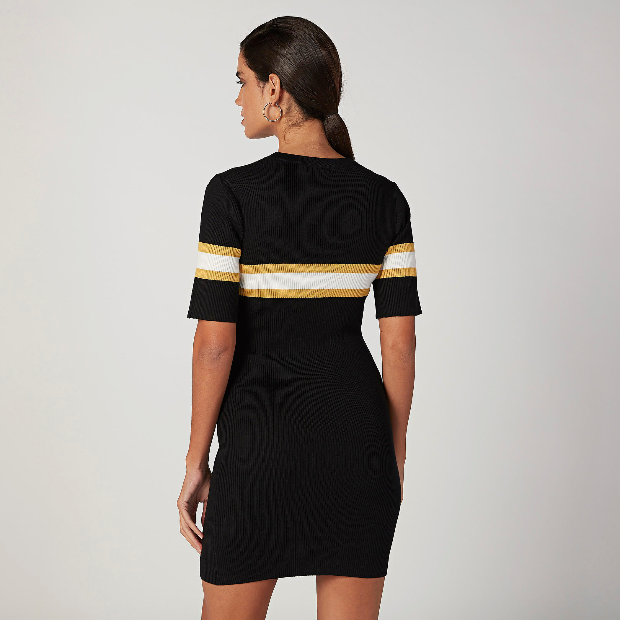 فستان ميدي مقلّم بقصّة ضيّقة وياقة مستديرة وأكمام قصيرة-women-clothing-dresses-image-4