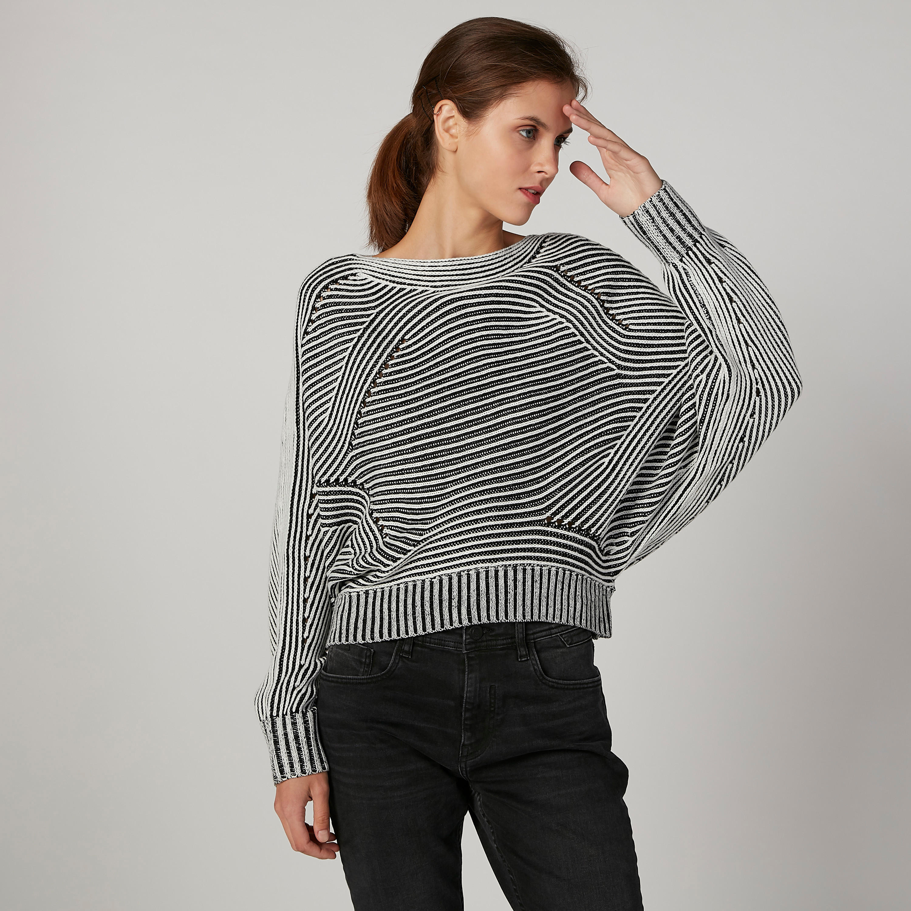 كنزة مقلّمة بقصّة واسعة وياقة مستديرة وأكمام طويلة-women-clothing-cardigansandjumpers-jumpers-image-1