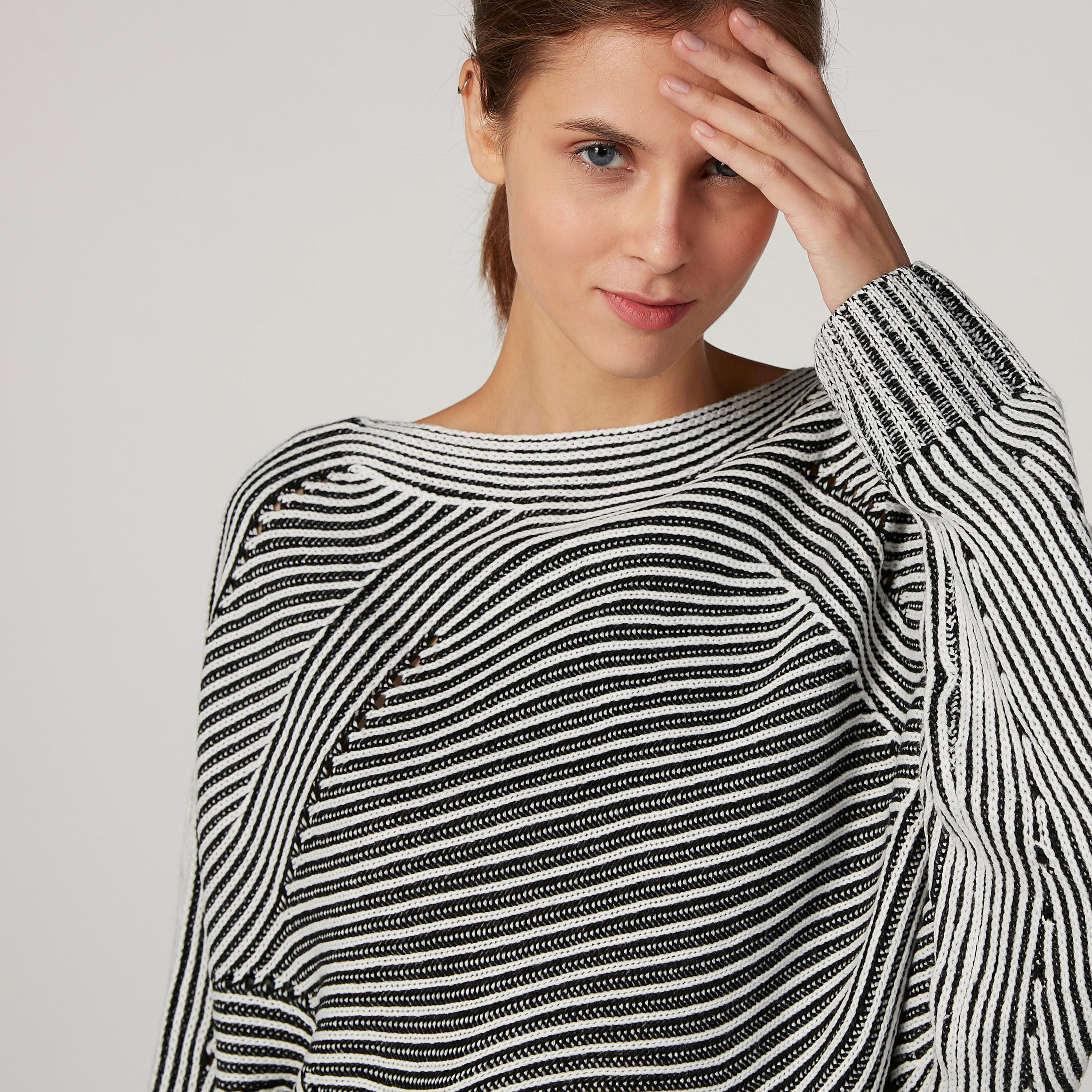 كنزة مقلّمة بقصّة واسعة وياقة مستديرة وأكمام طويلة-women-clothing-cardigansandjumpers-jumpers-image-2