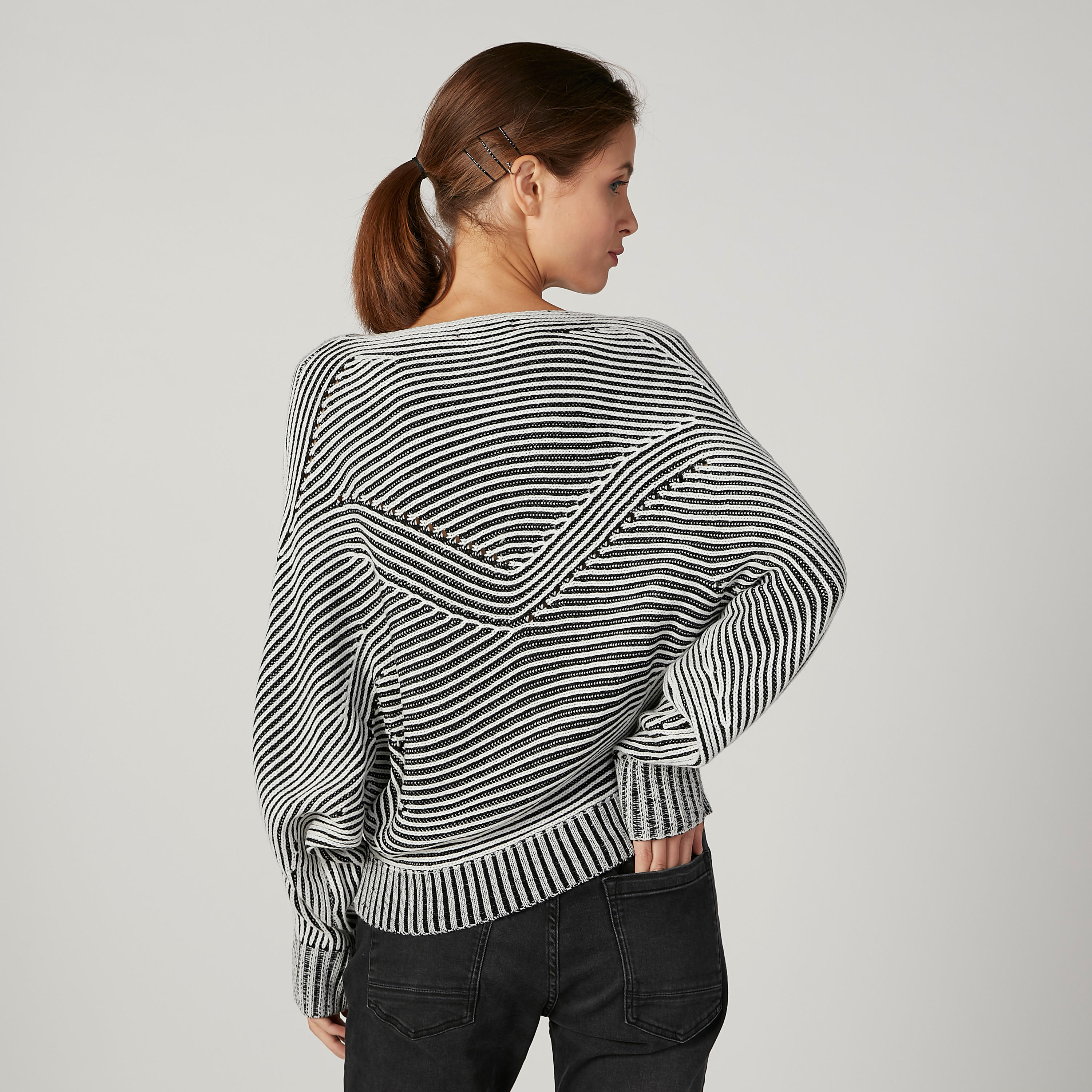 كنزة مقلّمة بقصّة واسعة وياقة مستديرة وأكمام طويلة-women-clothing-cardigansandjumpers-jumpers-image-3