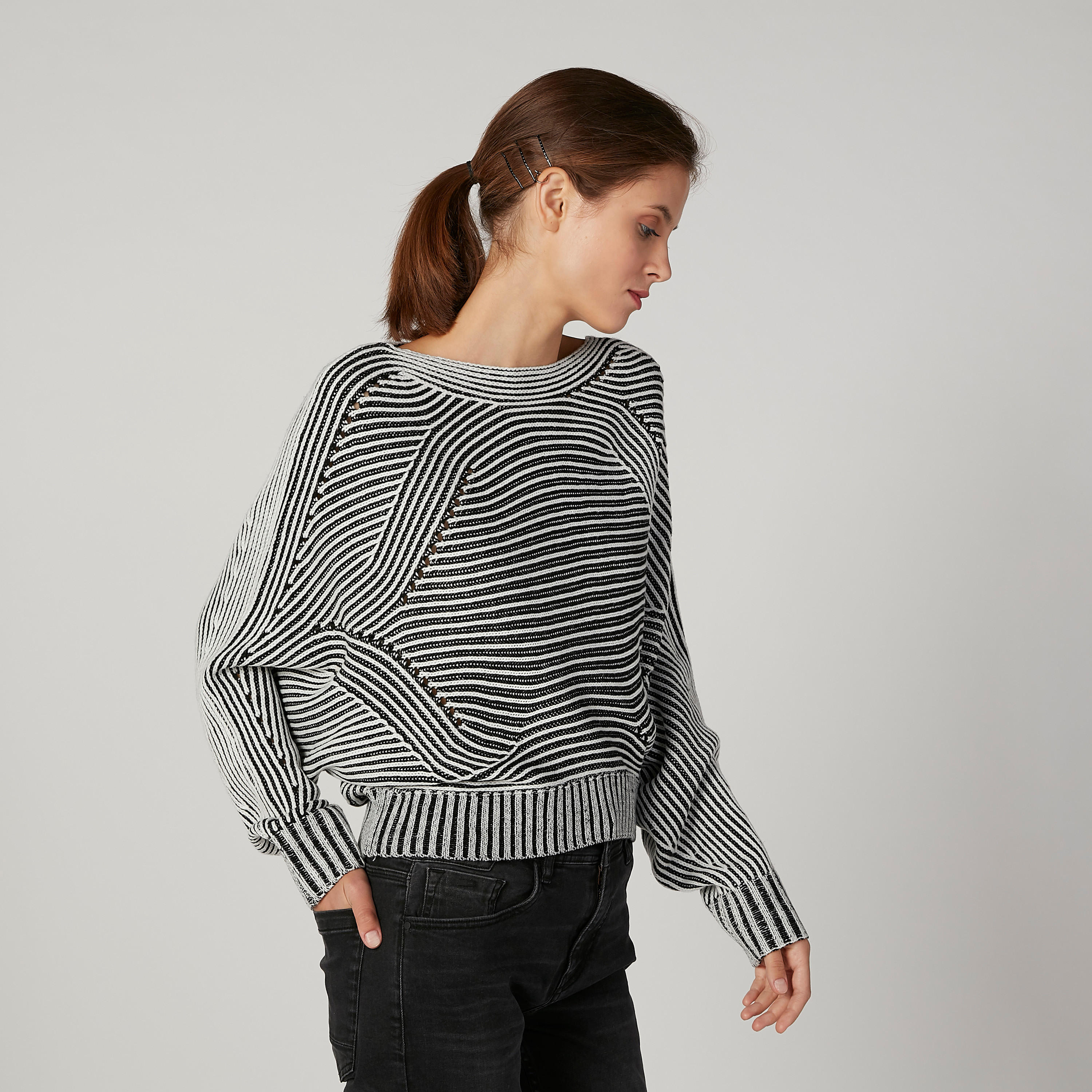 كنزة مقلّمة بقصّة واسعة وياقة مستديرة وأكمام طويلة-women-clothing-cardigansandjumpers-jumpers-image-4