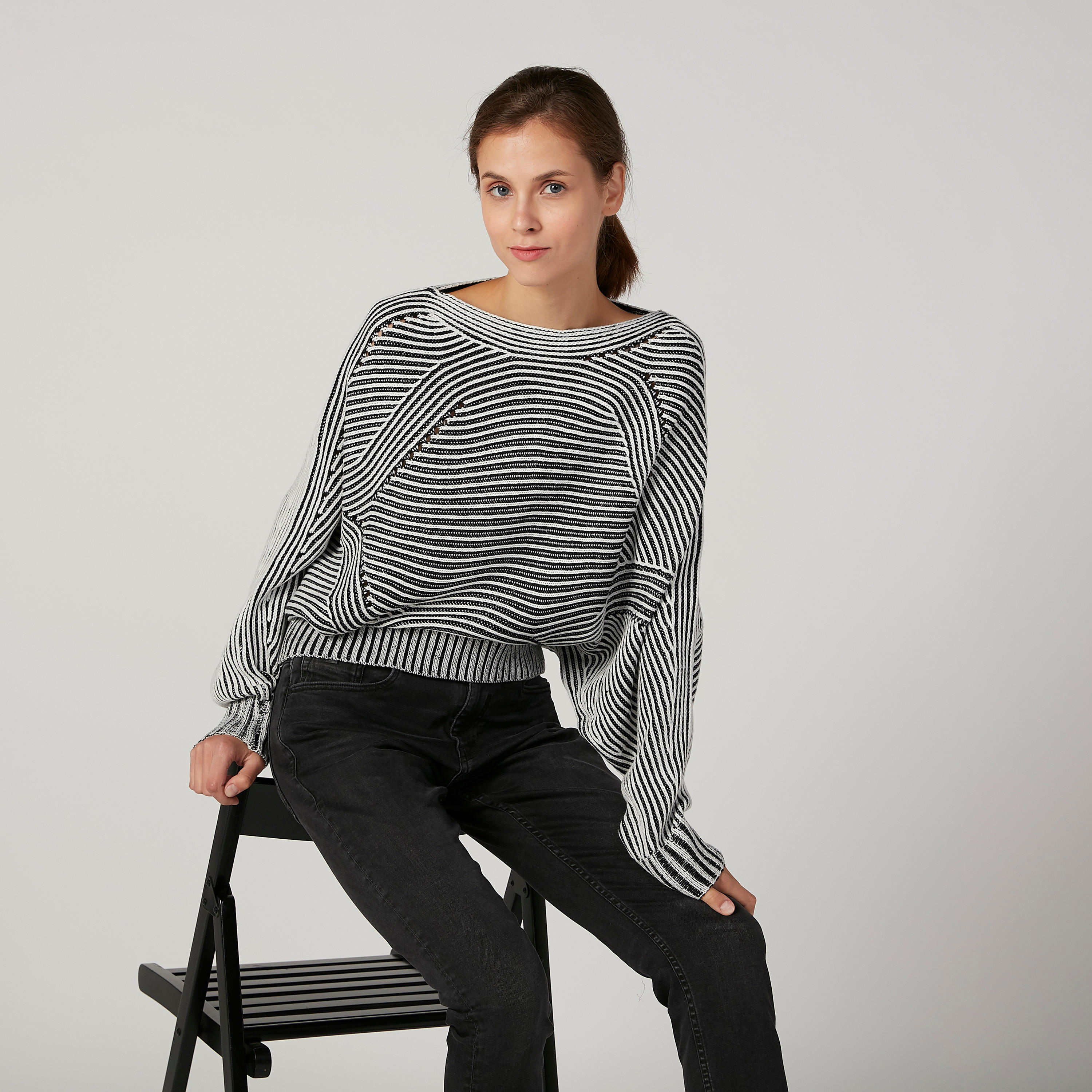 كنزة مقلّمة بقصّة واسعة وياقة مستديرة وأكمام طويلة-women-clothing-cardigansandjumpers-jumpers-image-5