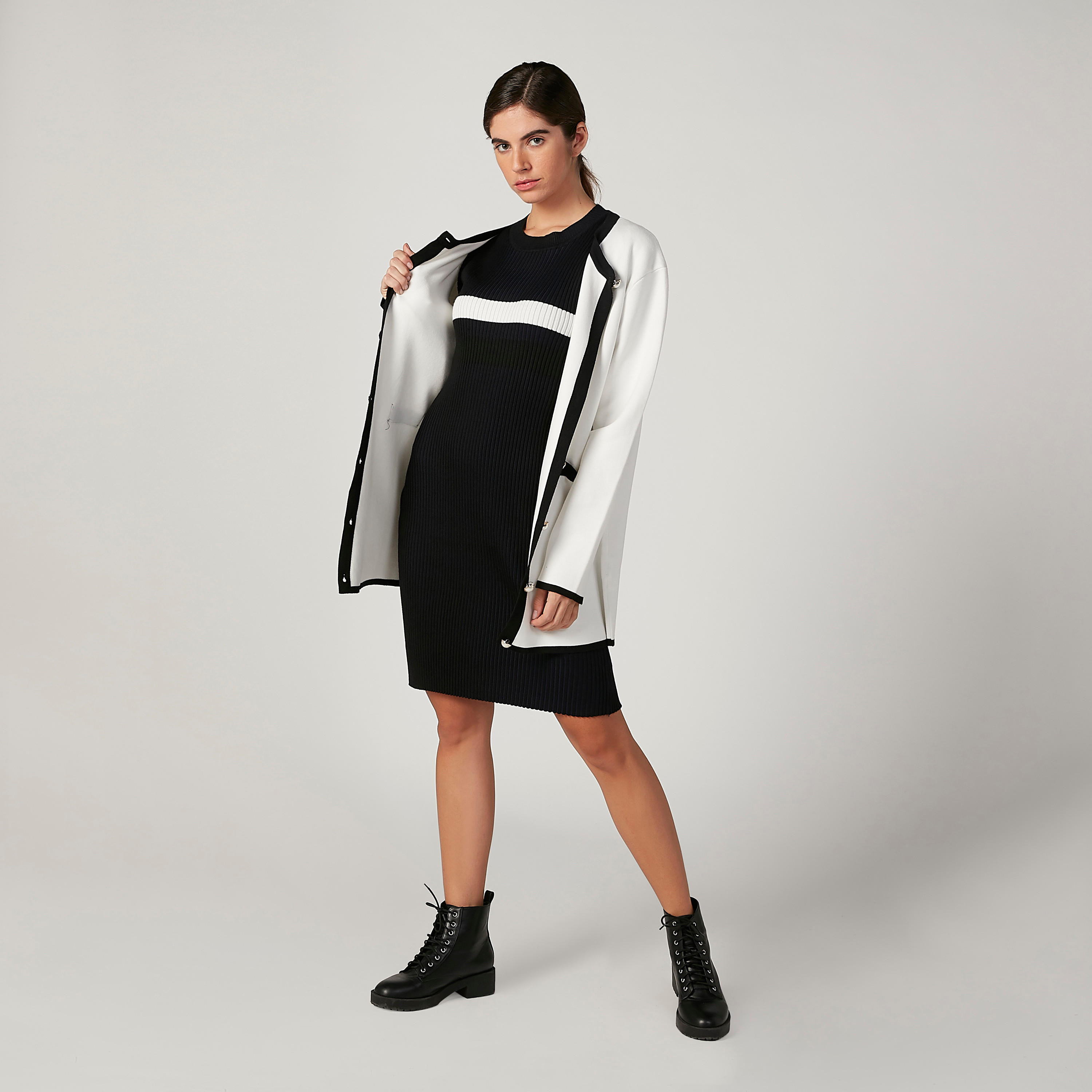 فستان ميدي بارز الملمس بقصّة ضيّقة وياقة مستديرة وأكمام قصيرة-women-clothing-dresses-image-2
