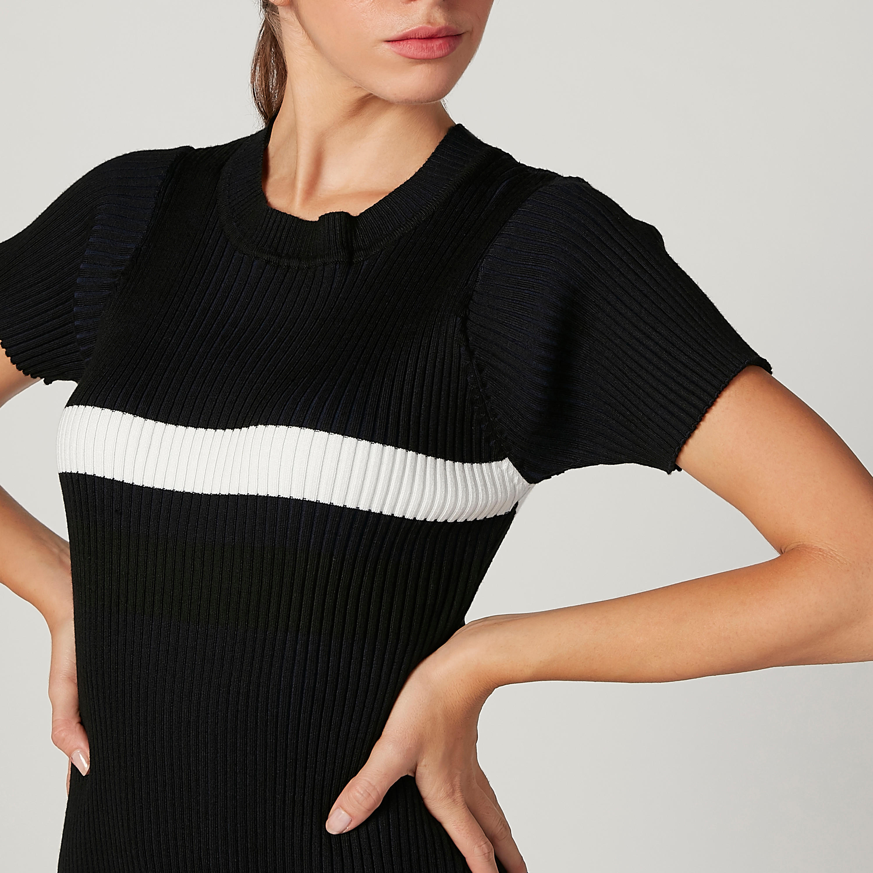 فستان ميدي بارز الملمس بقصّة ضيّقة وياقة مستديرة وأكمام قصيرة-women-clothing-dresses-image-3