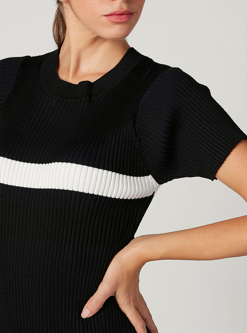 فستان ميدي بارز الملمس بقصّة ضيّقة وياقة مستديرة وأكمام قصيرة-women-clothing-dresses-image-3