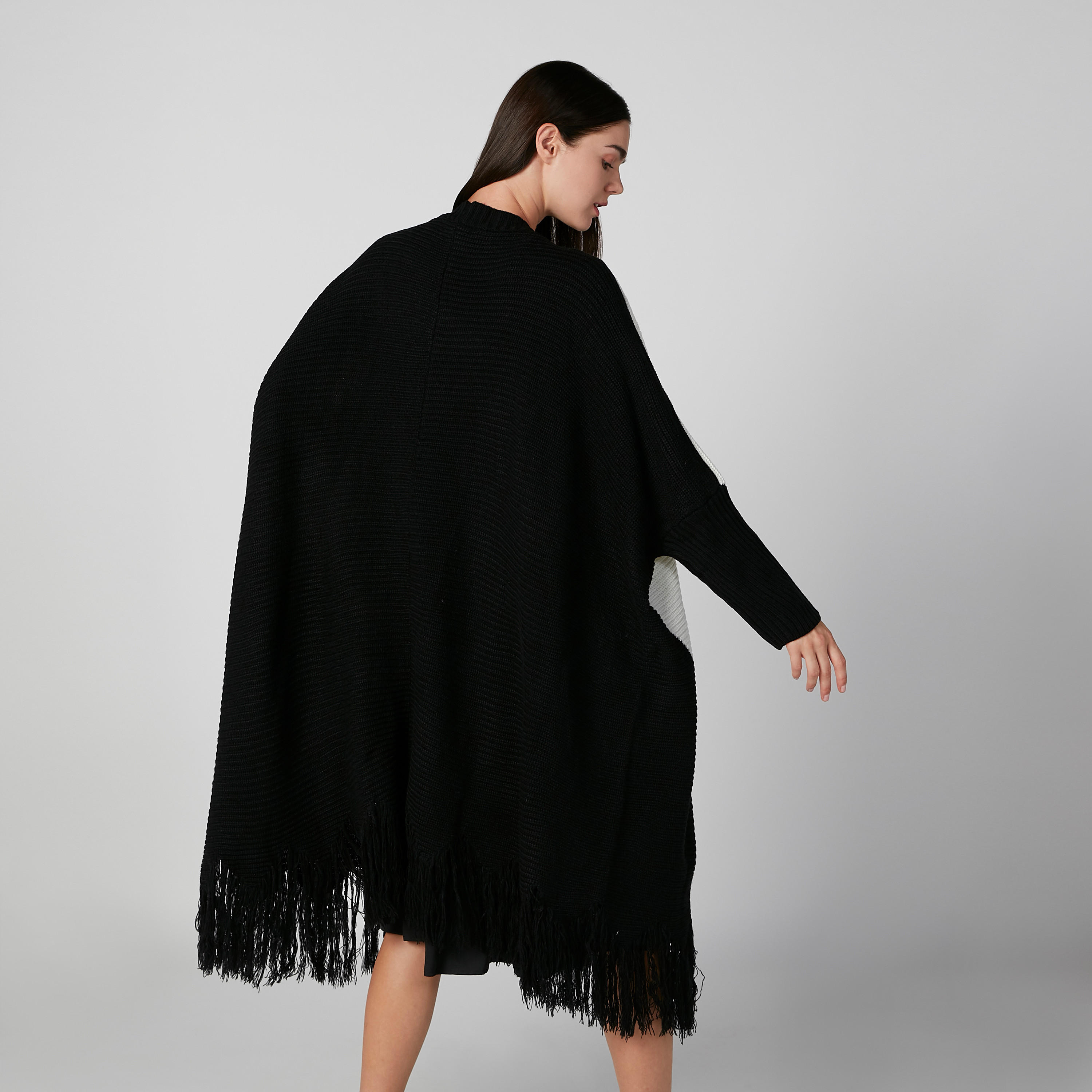كارديجان طويل بارز الملمس بقصّة واسعة وأكمام طويلة بشراشيب-women-winterwear-cardigansandjumpers-cardigans-image-4