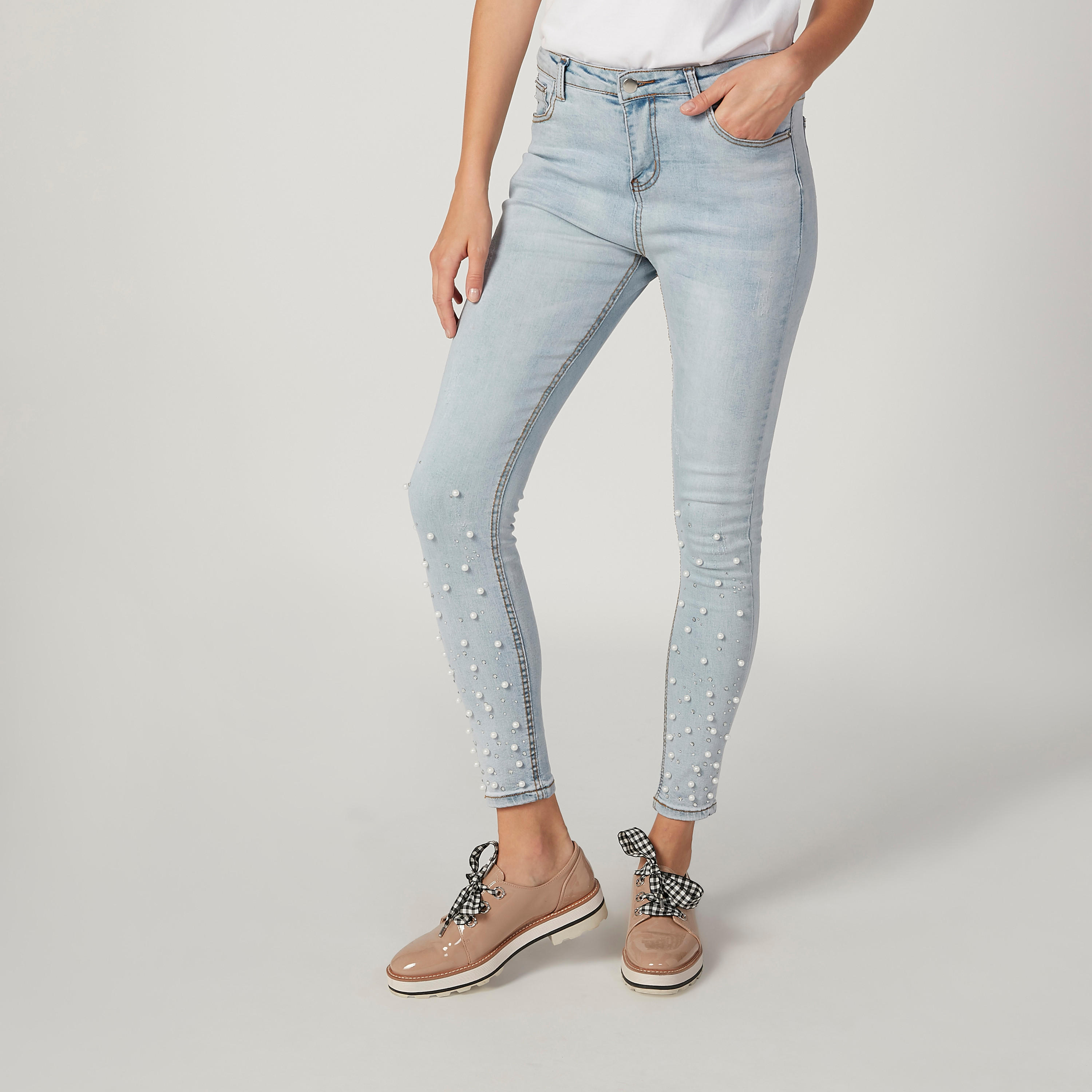 بنطلون جينز مطرّز بتفاصيل لؤلؤ وجيوب من تو إكستريمز-women-clothing-bottoms-jeans-image-1