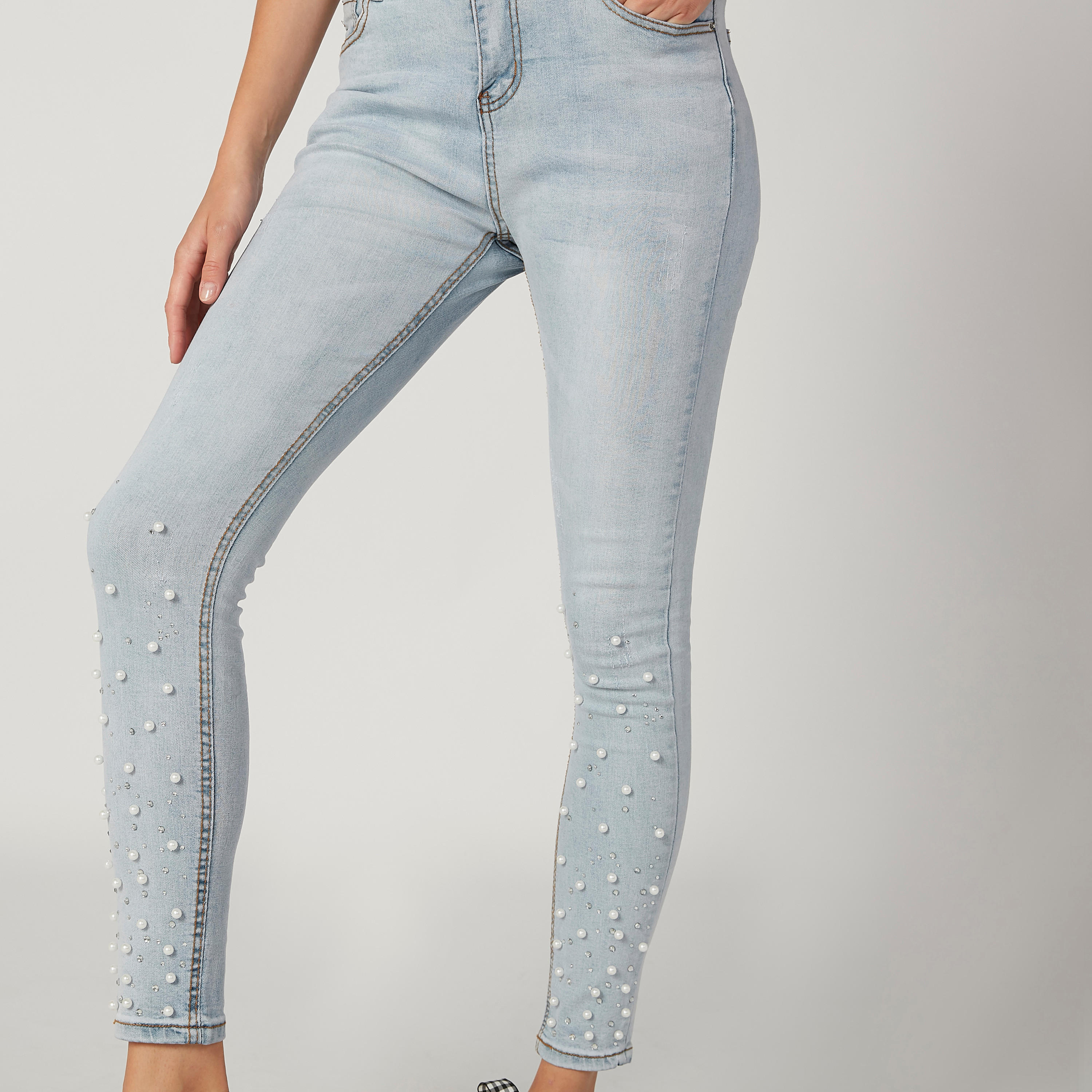 بنطلون جينز مطرّز بتفاصيل لؤلؤ وجيوب من تو إكستريمز-women-clothing-bottoms-jeans-image-3
