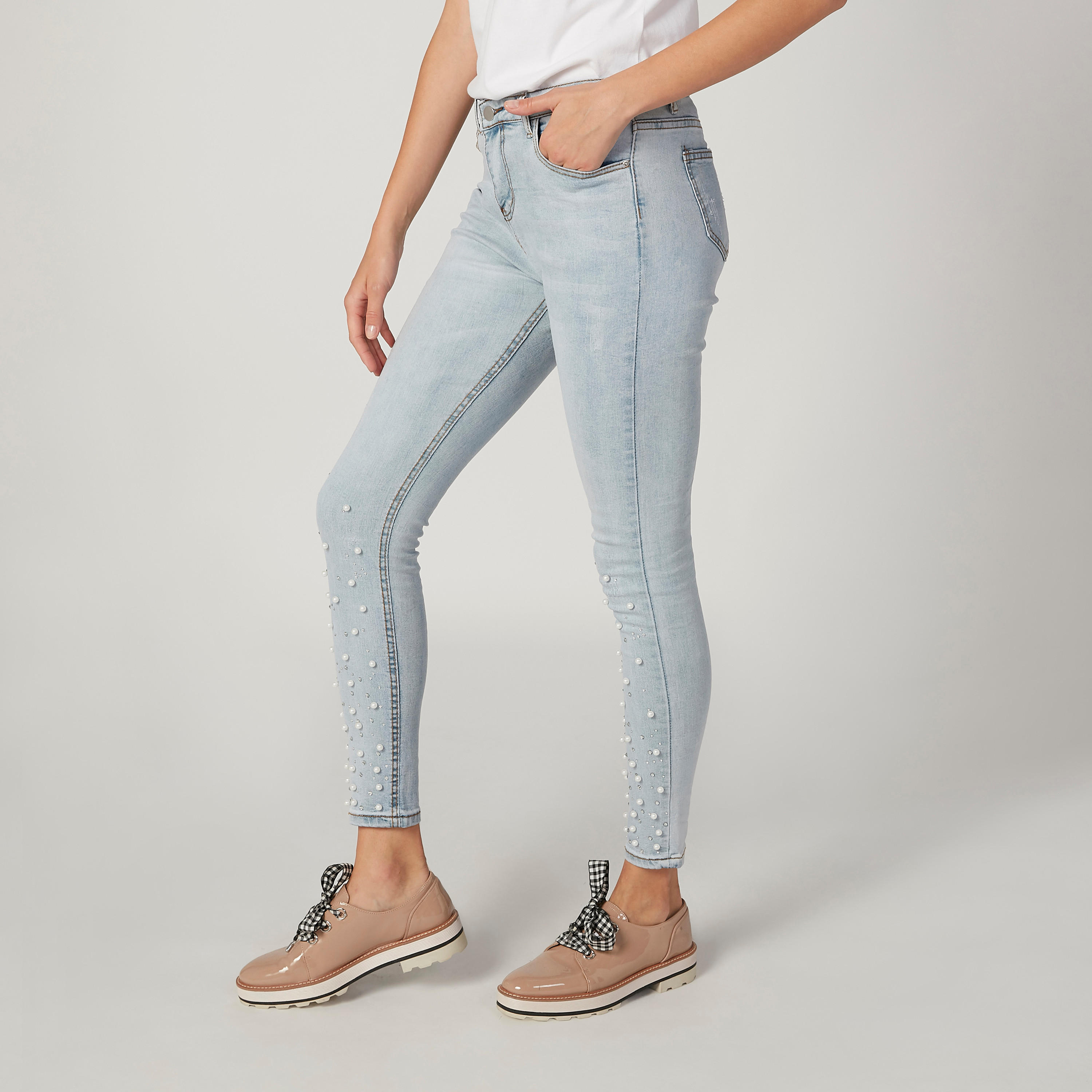 بنطلون جينز مطرّز بتفاصيل لؤلؤ وجيوب من تو إكستريمز-women-clothing-bottoms-jeans-image-5