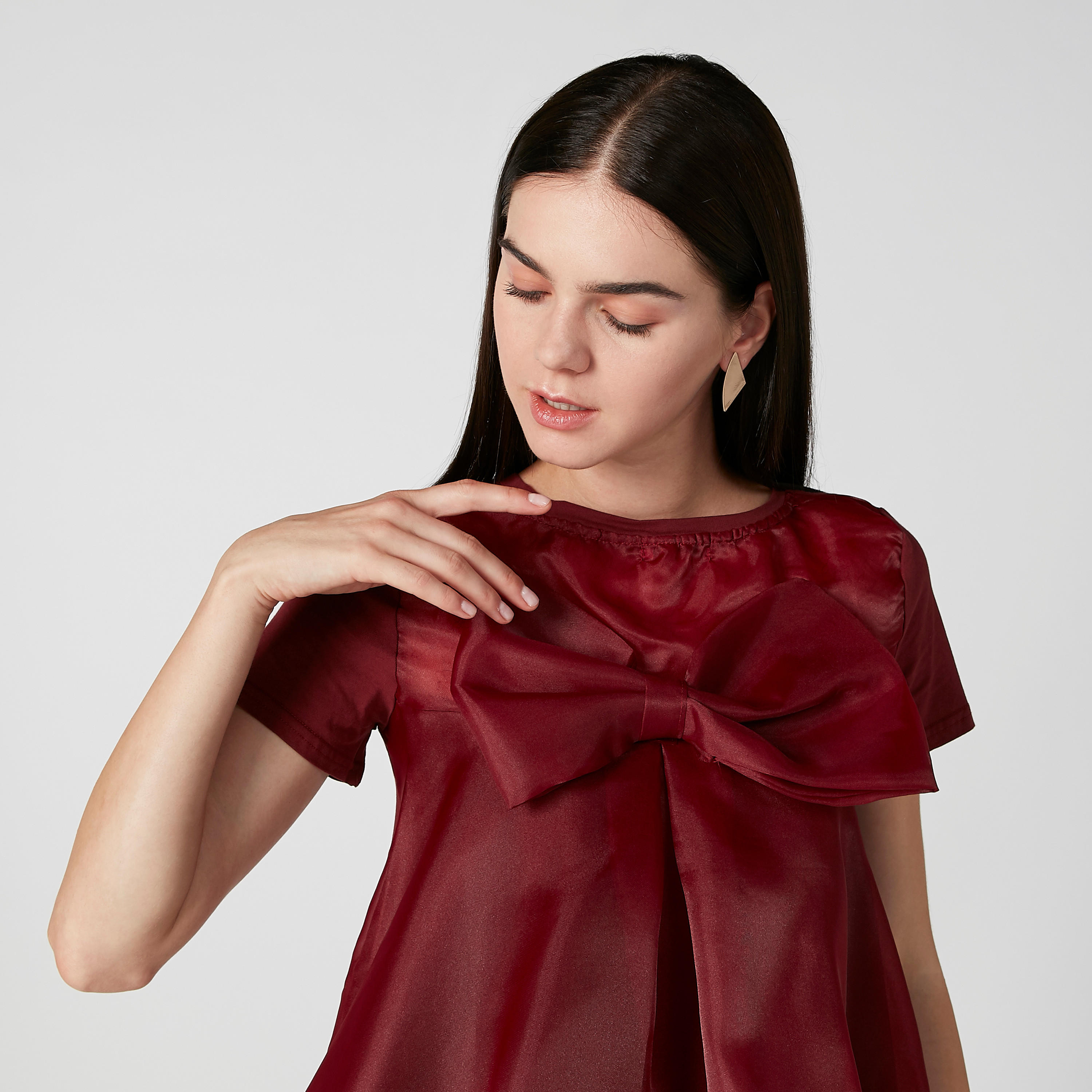 بلوزة سادة بياقة مستديرة وتفاصيل فيونكة-women-clothing-shirtsandblouses-blouses-image-3
