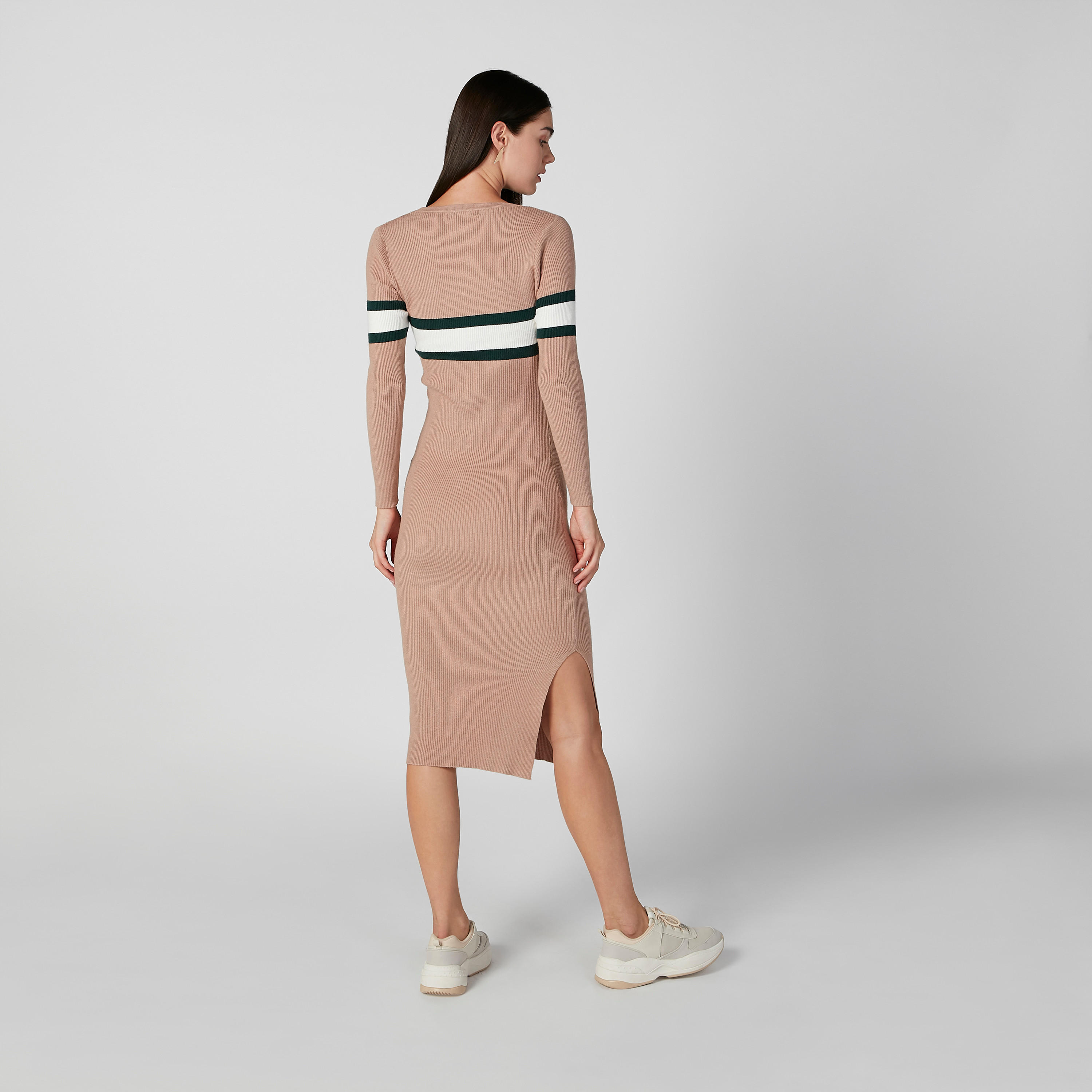 فستان مخطط متوسط الطول بقصّة ضيّقة وأكمام طويلة وفتحة جانبية-women-clothing-dresses-image-4