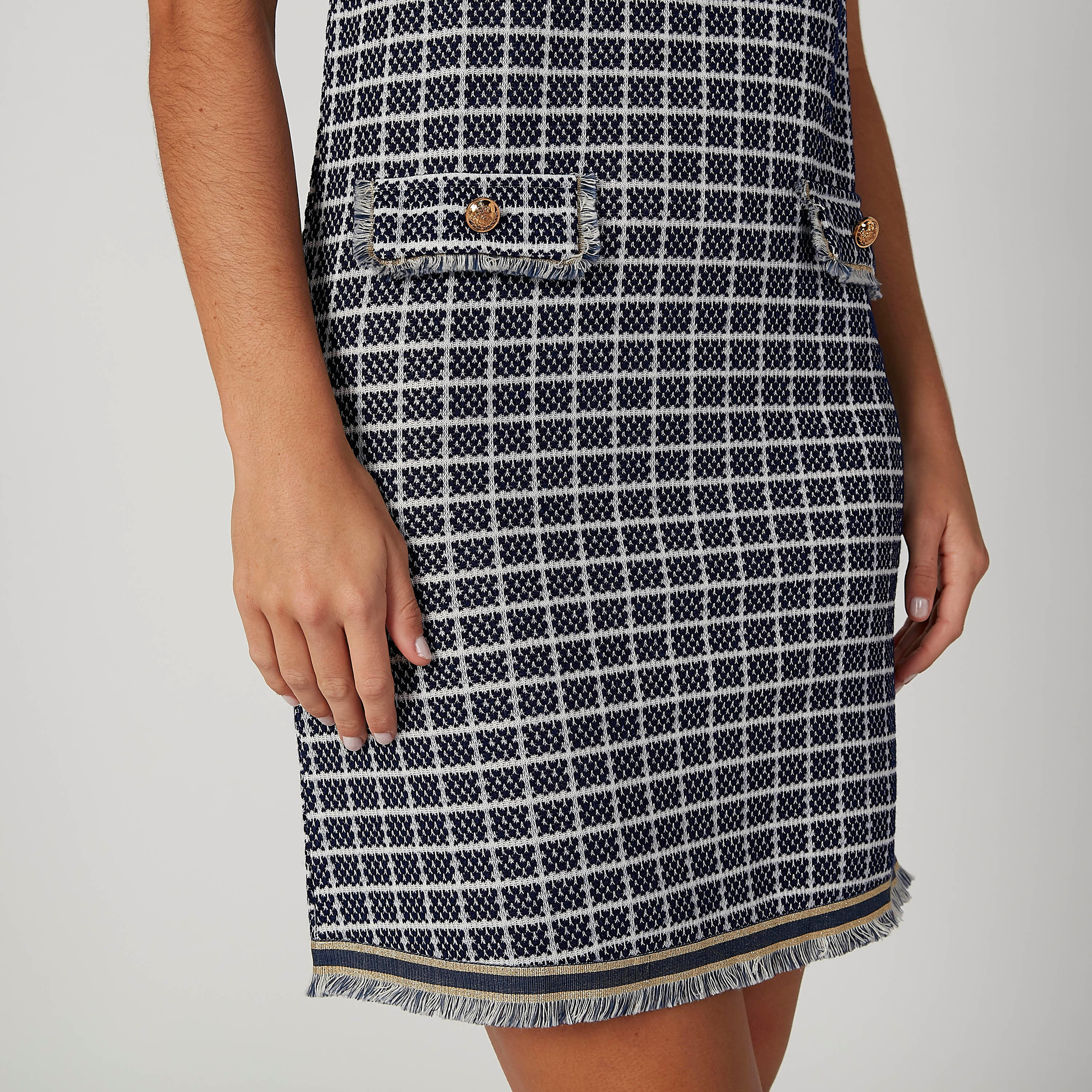 فستان قصير واسع كاروهات بياقة مستديرة وشراشيب-women-clothing-dresses-image-5