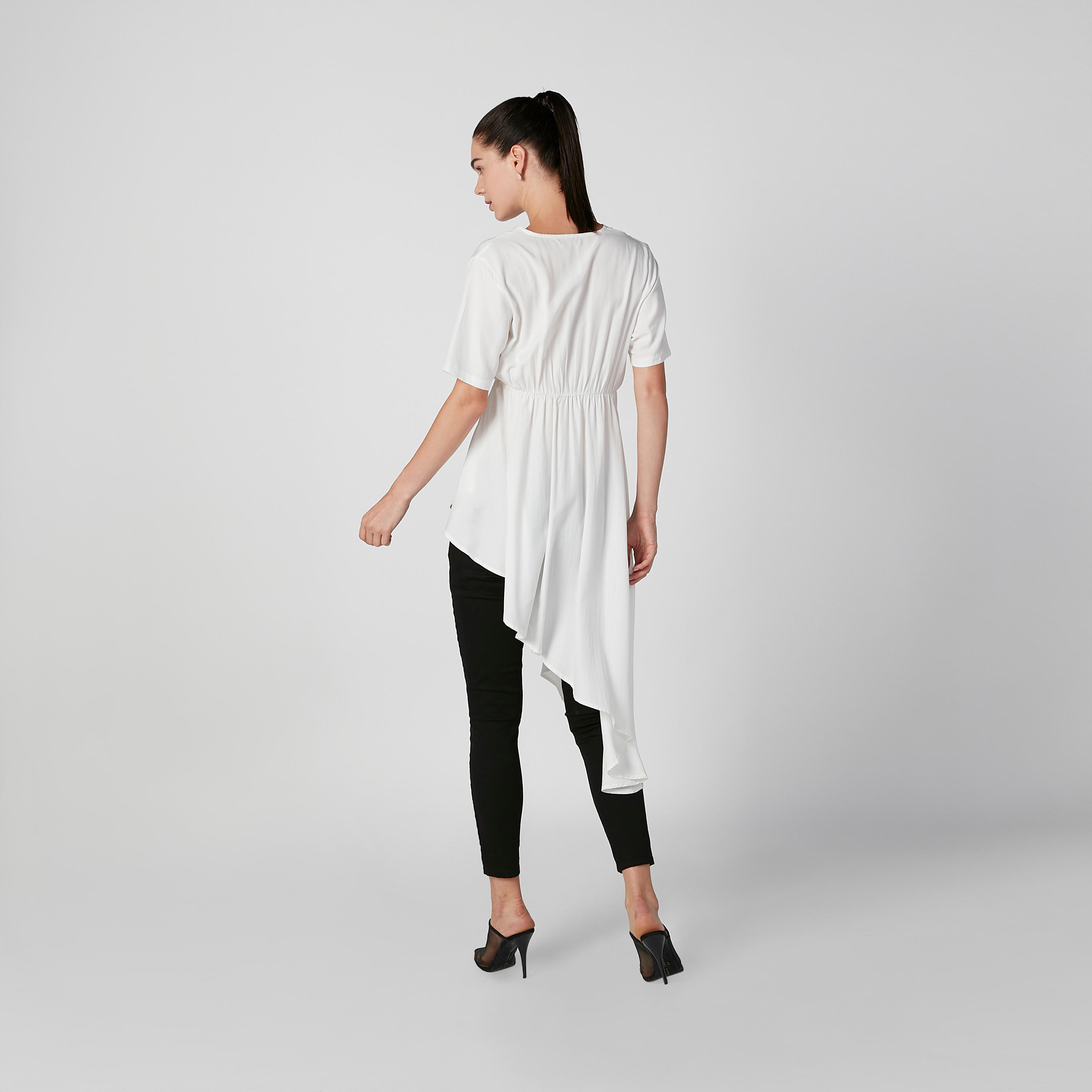 بلوزة سادة بياقة V وأكمام قصيرة وحوّاف غير مستوية-women-clothing-shirtsandblouses-blouses-image-1