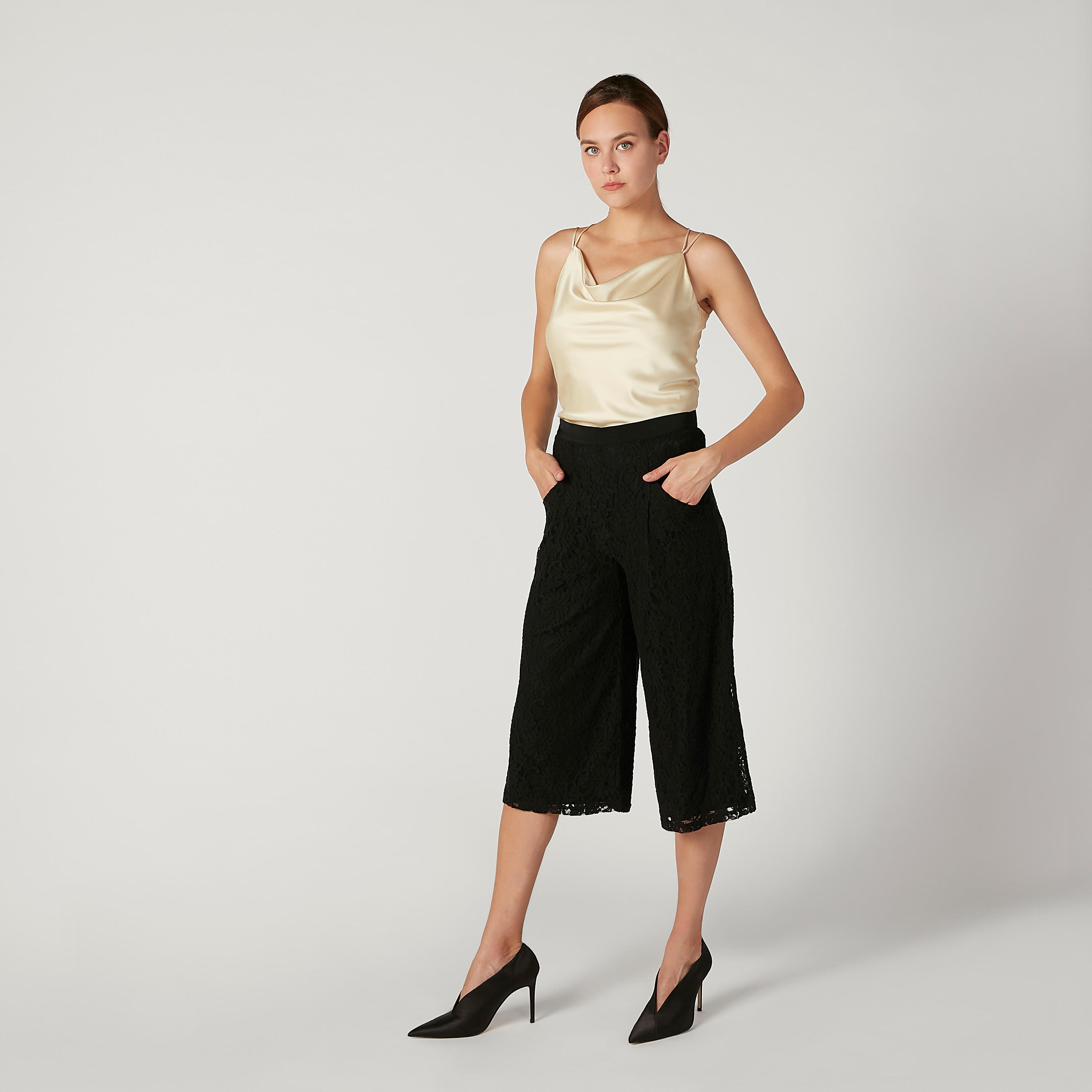 بنطلون كولوتيس بخصر مطّاطي متوسط الارتفاع وتفاصيل دانتيل-women-clothing-bottoms-trousers-image-2