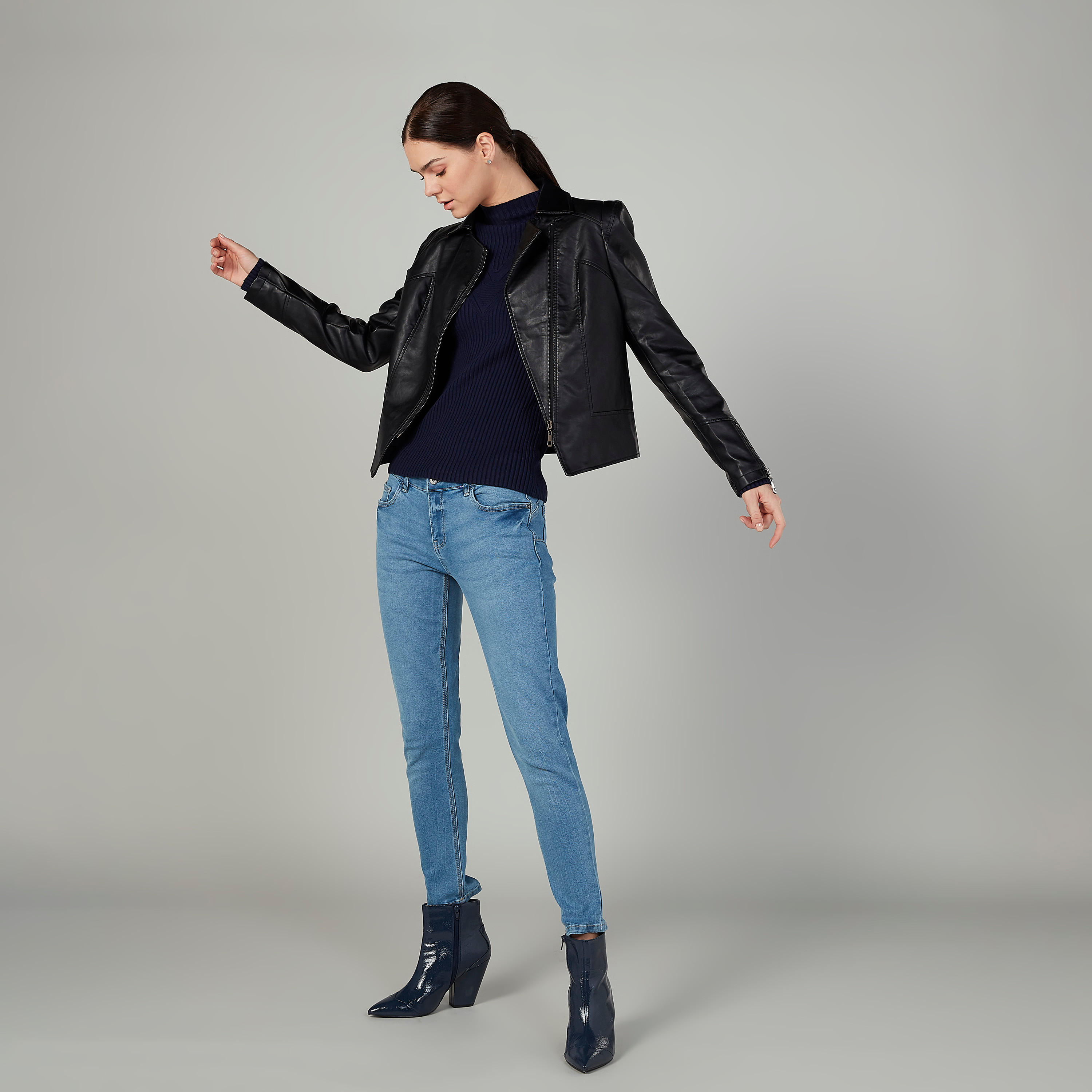 جاكيت بايكر بارزة الملمس بأكمام طويلة وسحّاب إغلاق-women-winterwear-coatsandjackets-jackets-image-3