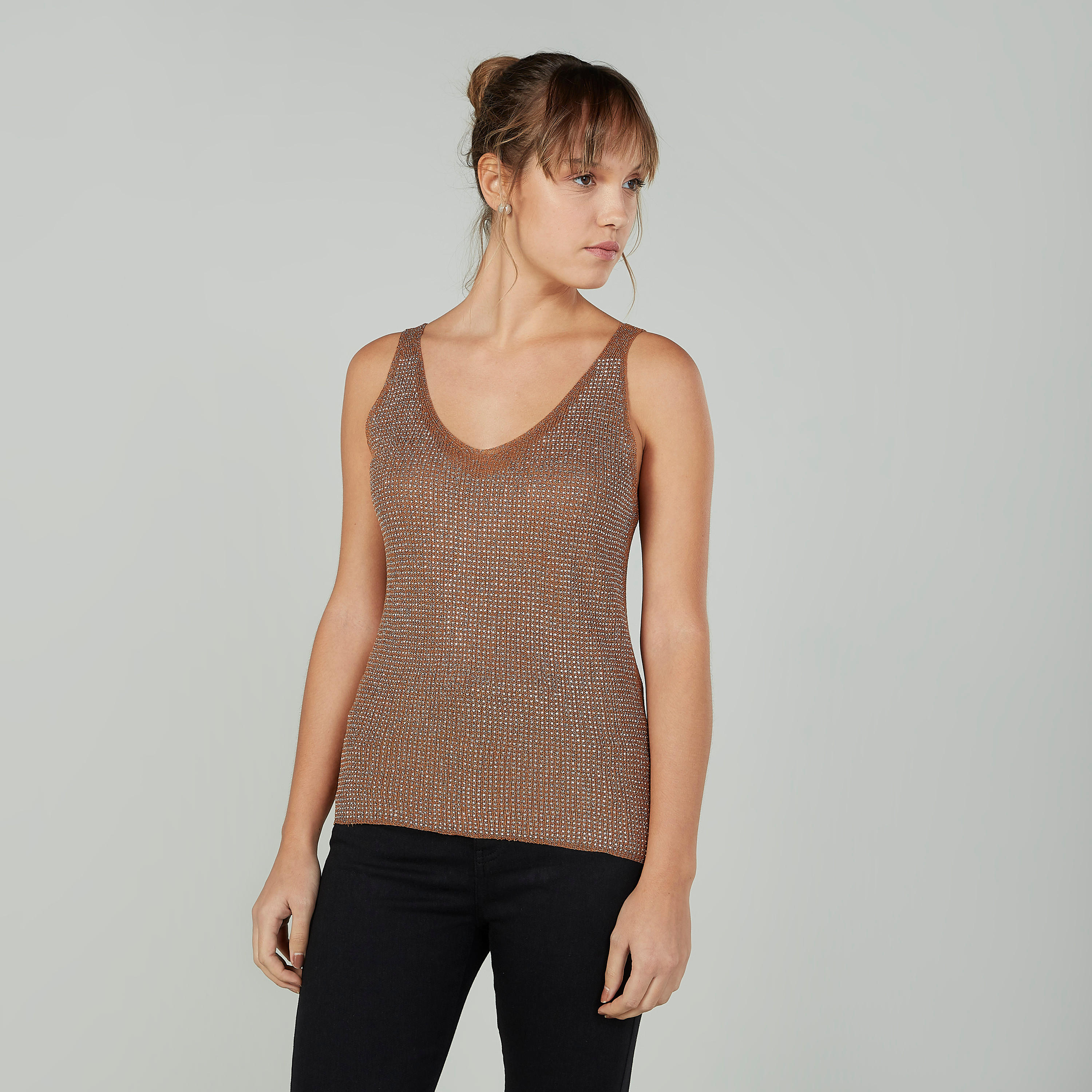بلوزة مزيّنة دون أكمام بياقة V-women-clothing-tshirts-image-1