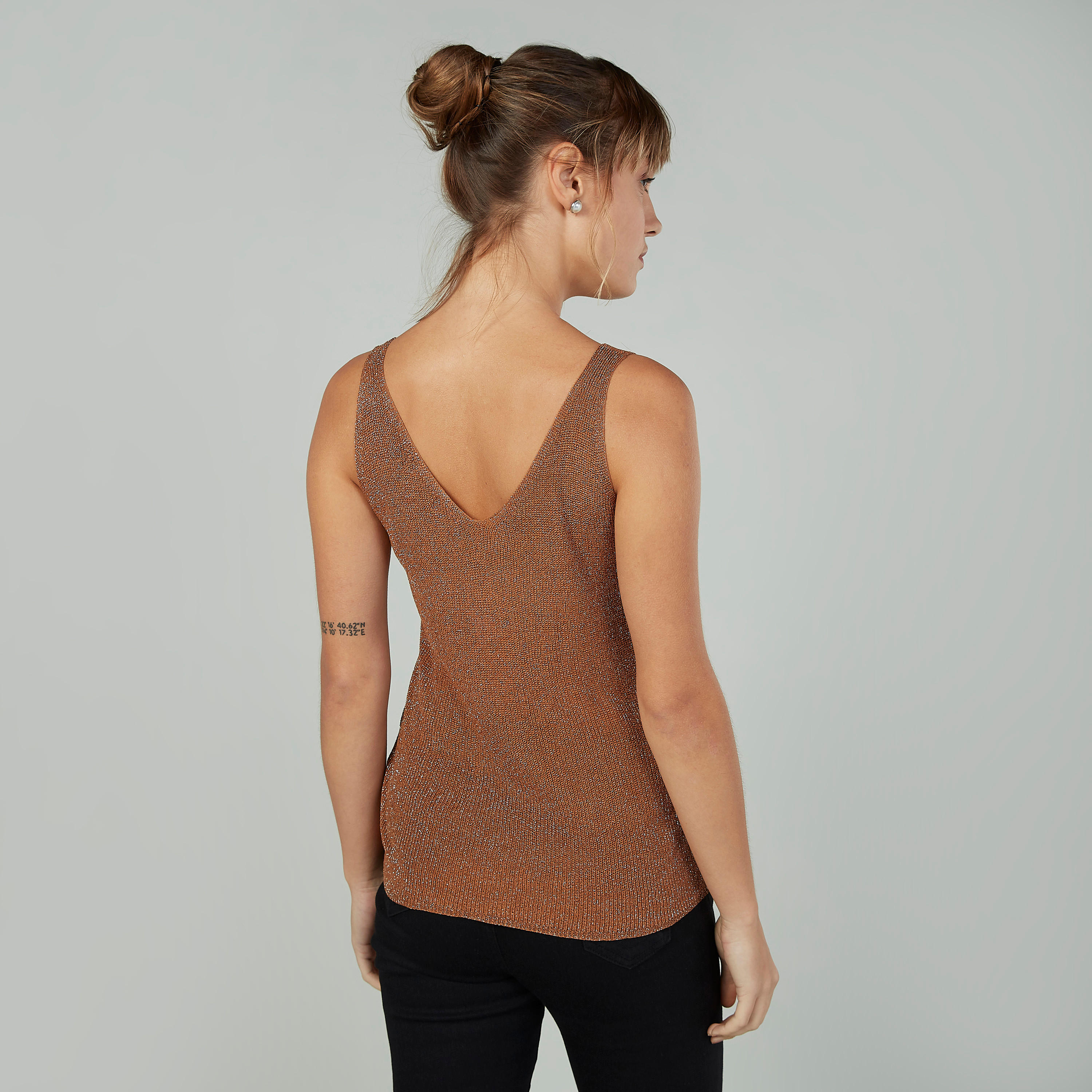 بلوزة مزيّنة دون أكمام بياقة V-women-clothing-tshirts-image-4
