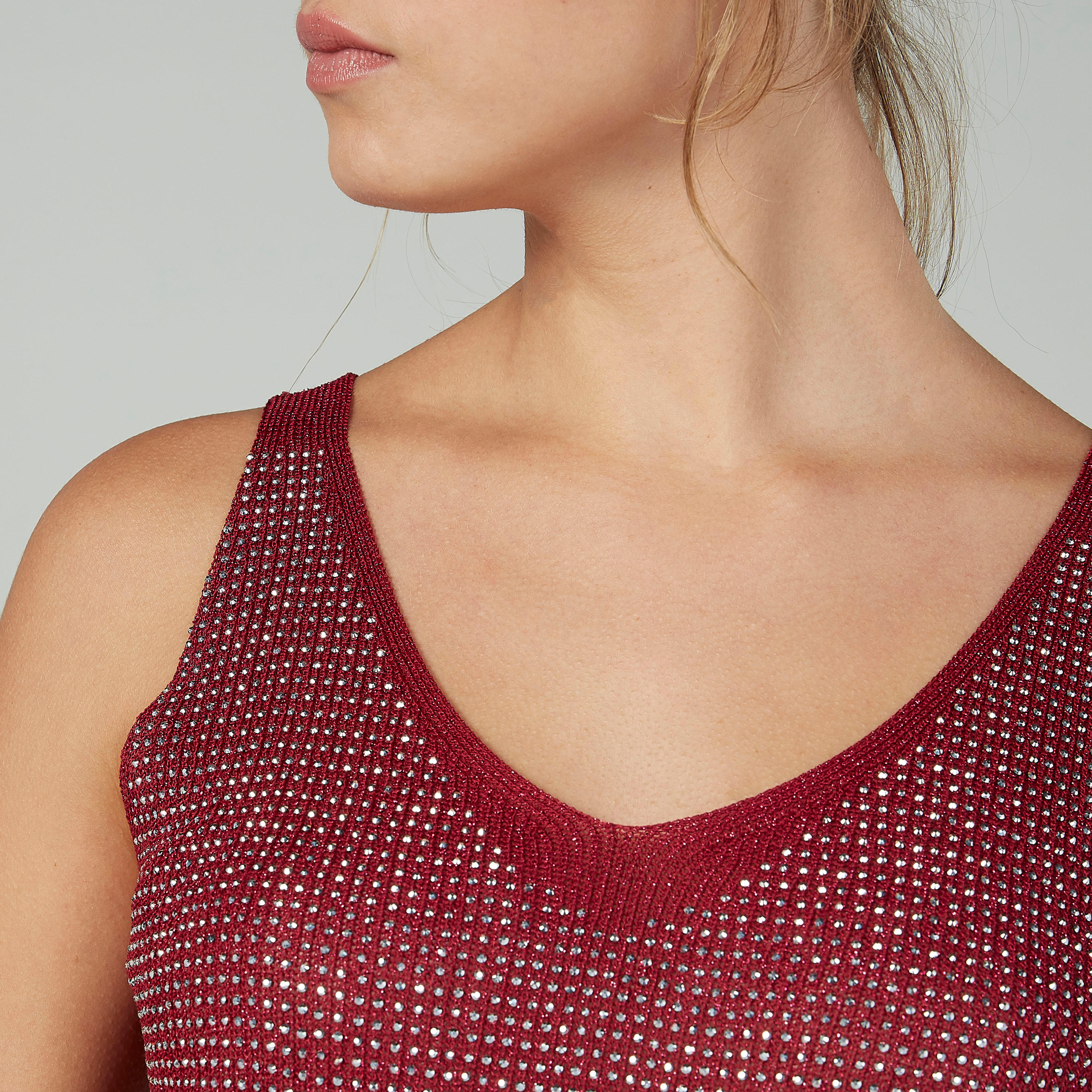 بلوزة مزيّنة دون أكمام بياقة V-women-clothing-tshirts-image-3
