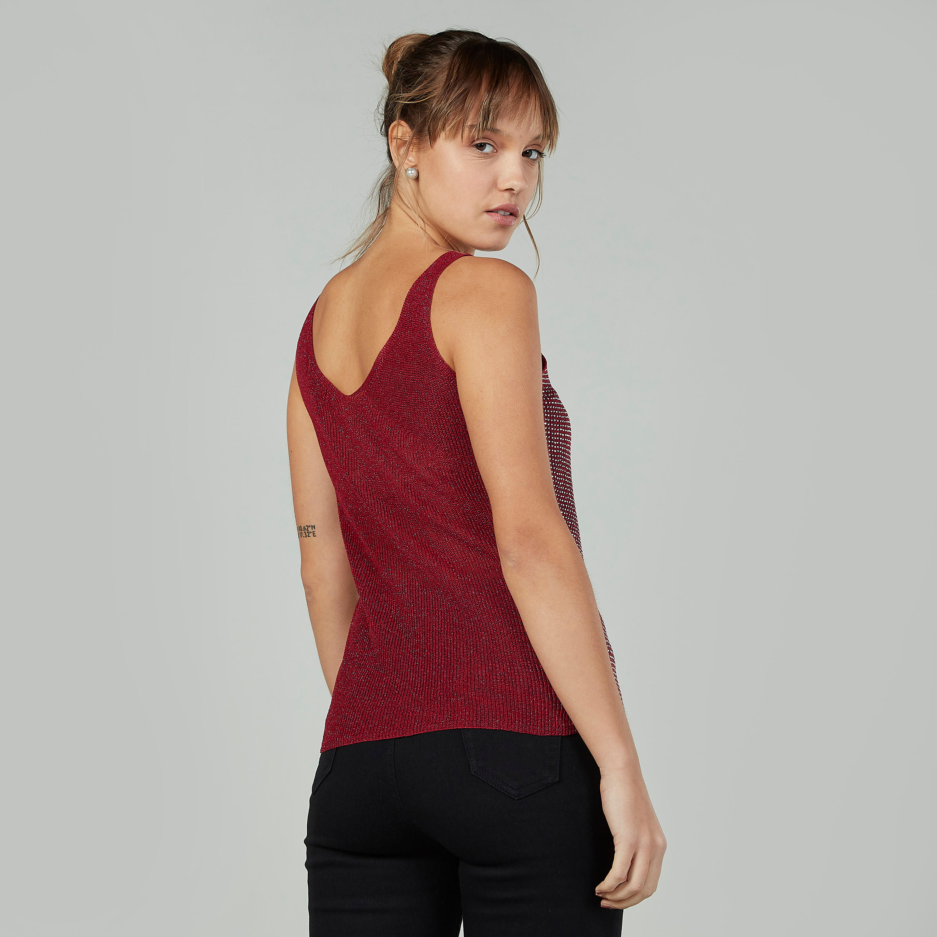 بلوزة مزيّنة دون أكمام بياقة V-women-clothing-tshirts-image-4