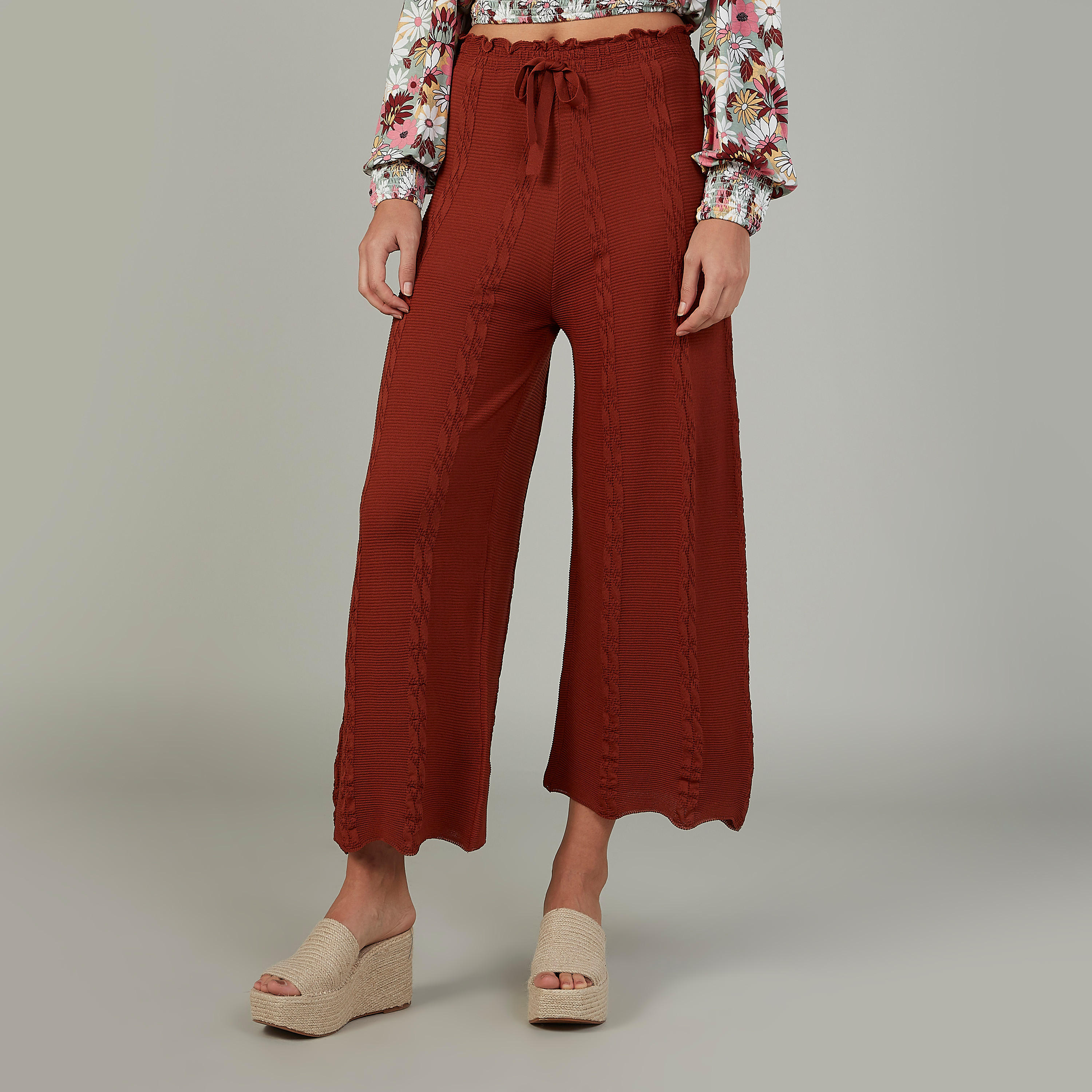 بنطلون قصير سادة بقصّة واسعة وخصر مطّاطي مرن وأربطة-women-clothing-bottoms-trousers-image-1