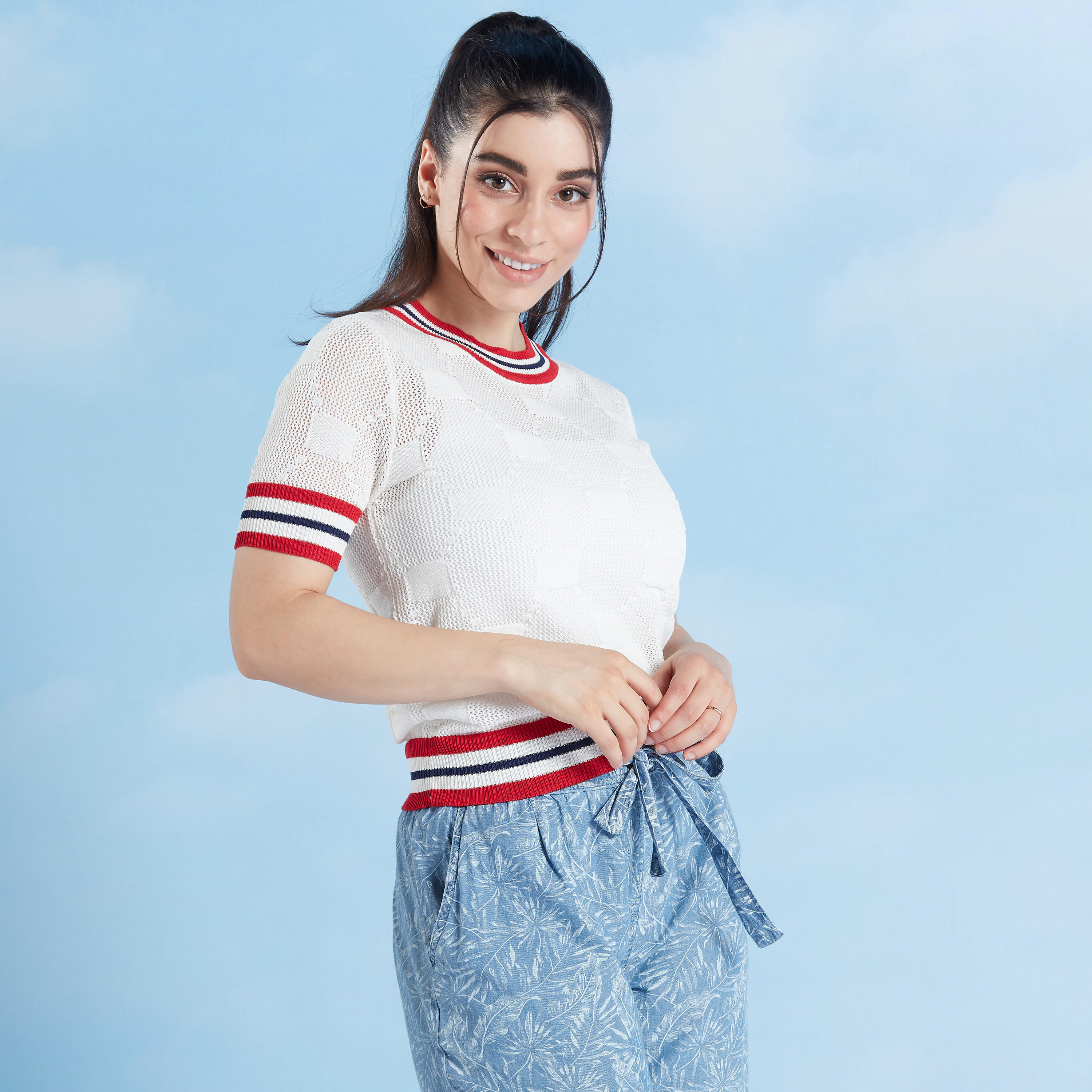 تيشيرت بارز الملمس بياقة ضيّقة وأكمام قصيرة-women-clothing-tshirts-image-1