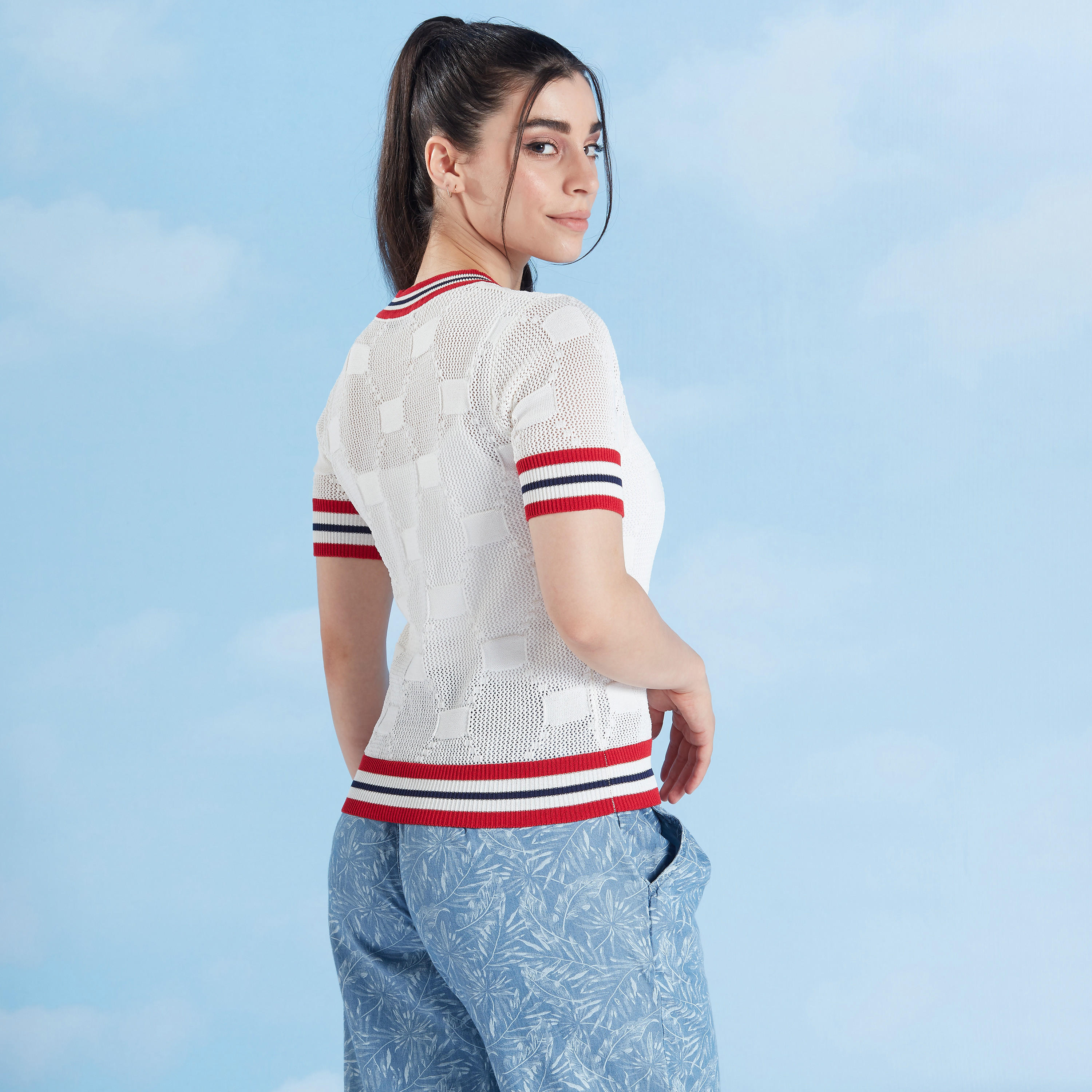 تيشيرت بارز الملمس بياقة ضيّقة وأكمام قصيرة-women-clothing-tshirts-image-4