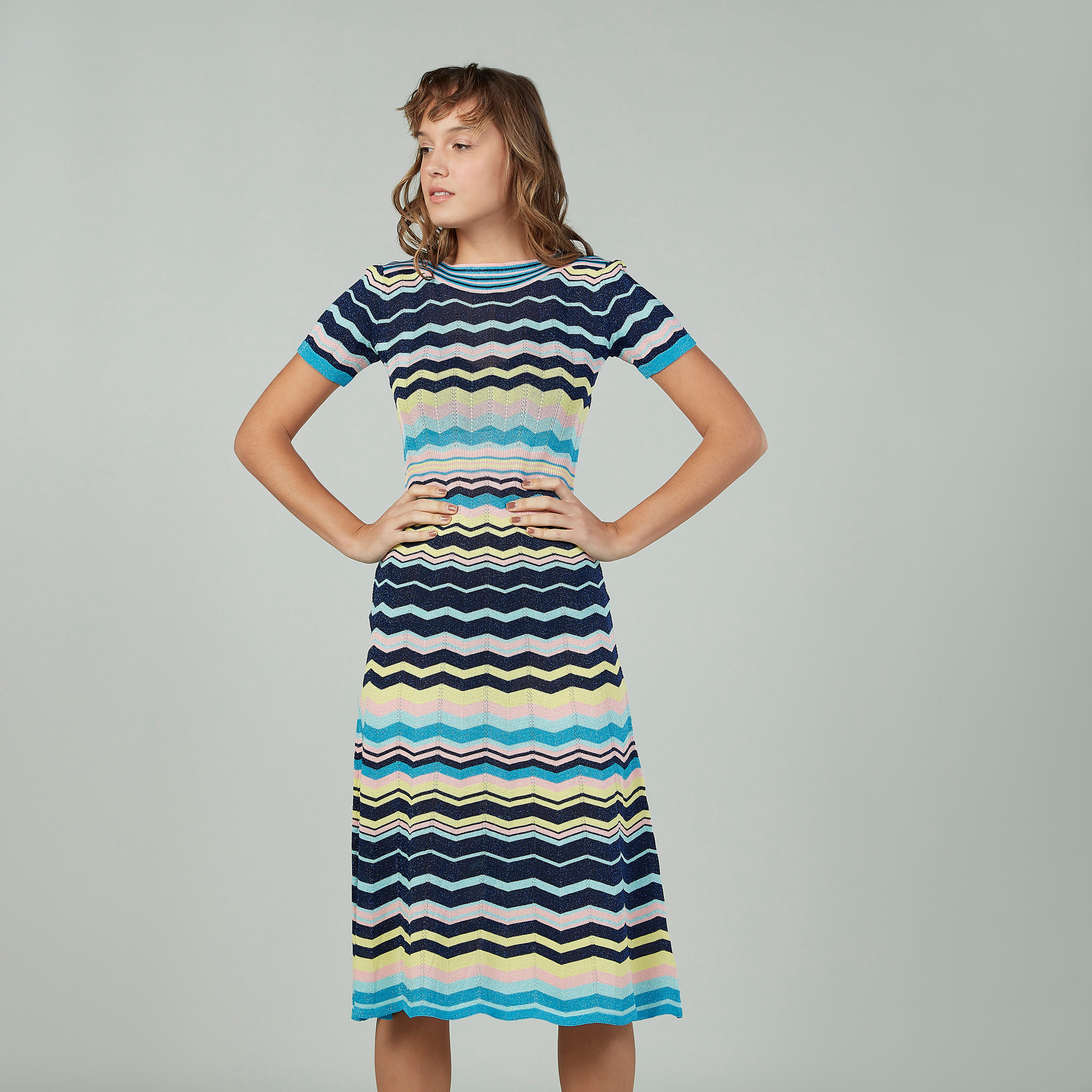 فستان متوسط الطول مقلّم بياقة مستديرة وأكمام قصيرة-women-clothing-dresses-image-1
