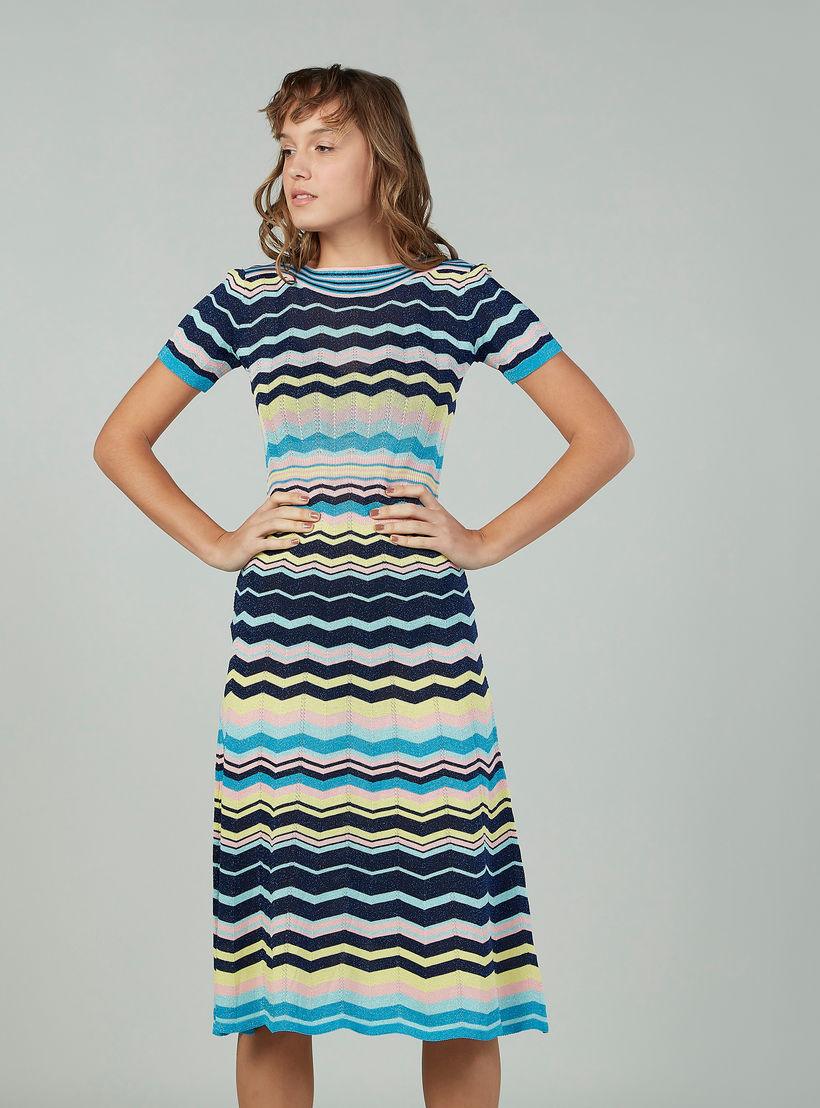 فستان متوسط الطول مقلّم بياقة مستديرة وأكمام قصيرة-women-clothing-dresses-image-1