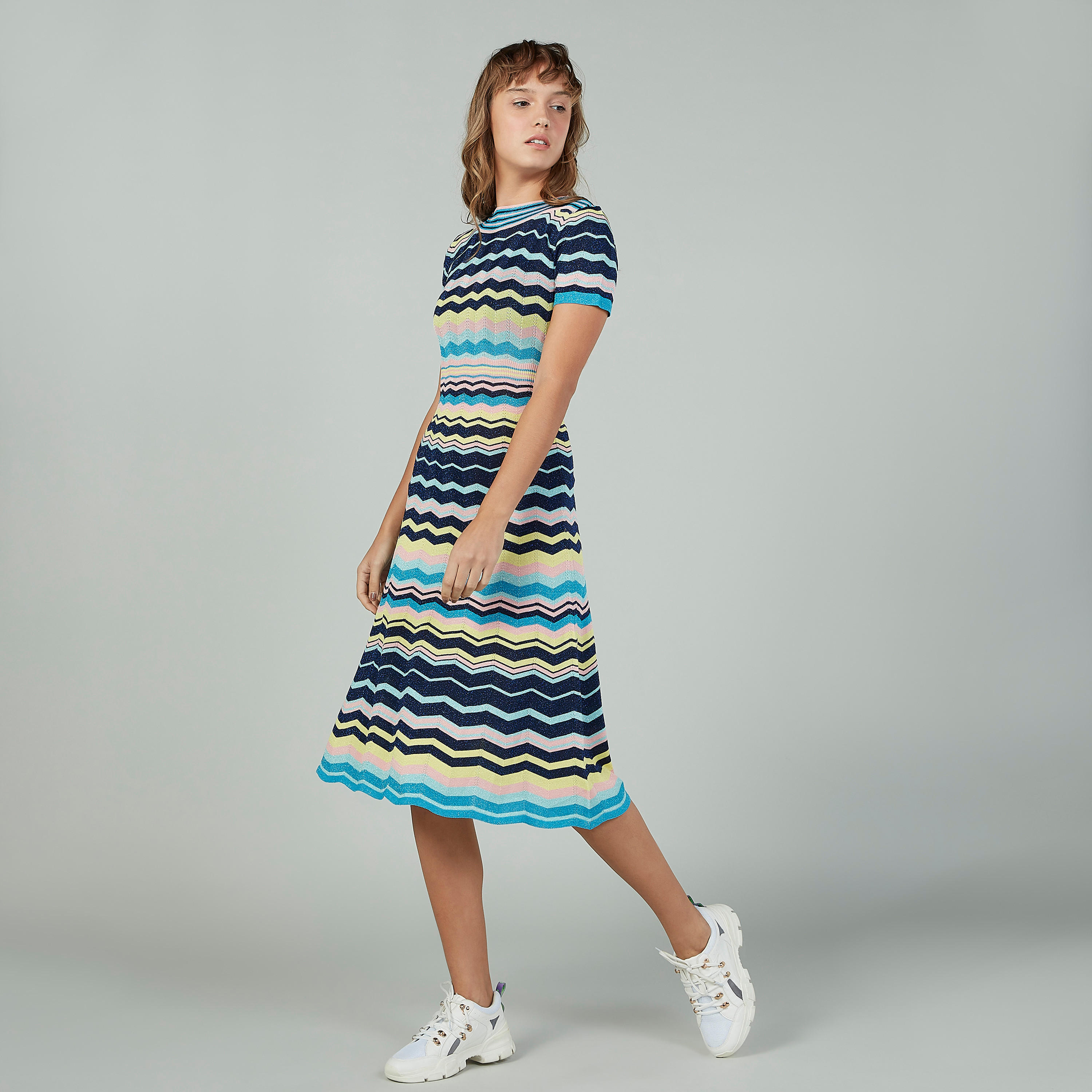 فستان متوسط الطول مقلّم بياقة مستديرة وأكمام قصيرة-women-clothing-dresses-image-2