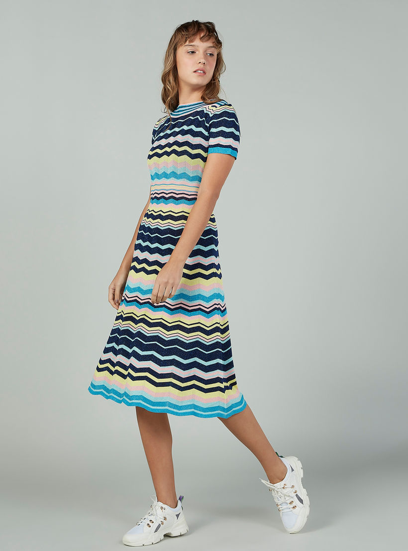 فستان متوسط الطول مقلّم بياقة مستديرة وأكمام قصيرة-women-clothing-dresses-image-2