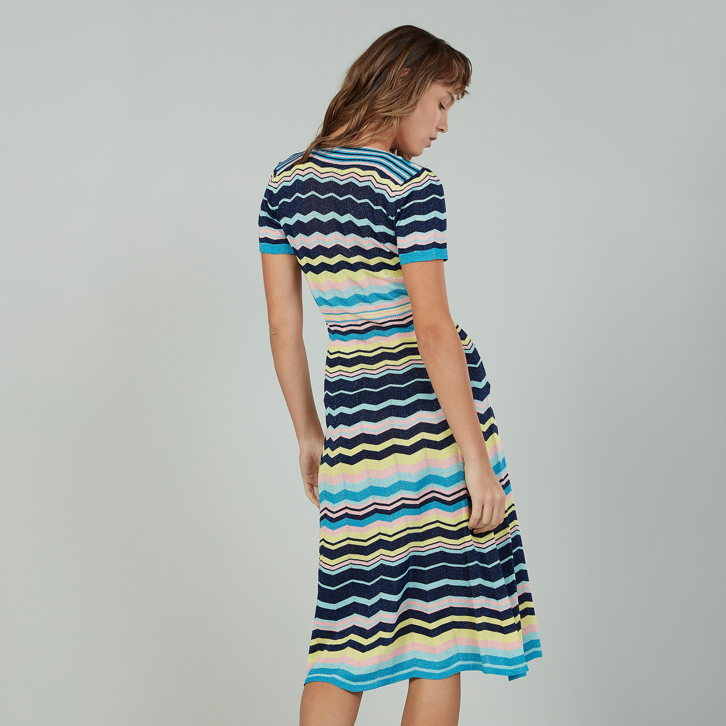 فستان متوسط الطول مقلّم بياقة مستديرة وأكمام قصيرة-women-clothing-dresses-image-4